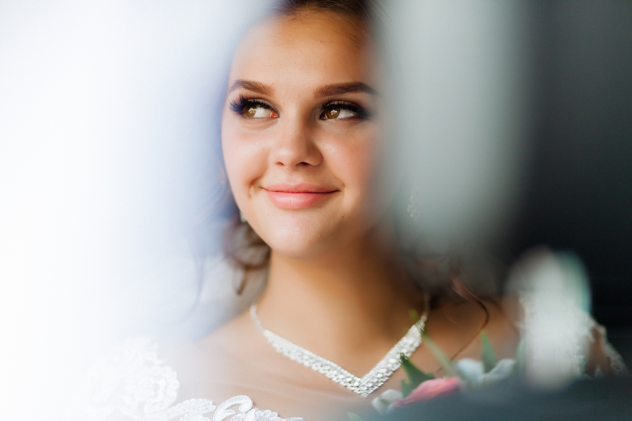 Летняя фотосъёмка жениха и невесты в интерьере ресторана. Олег Сверчков | Свадебный фотограф Вологда