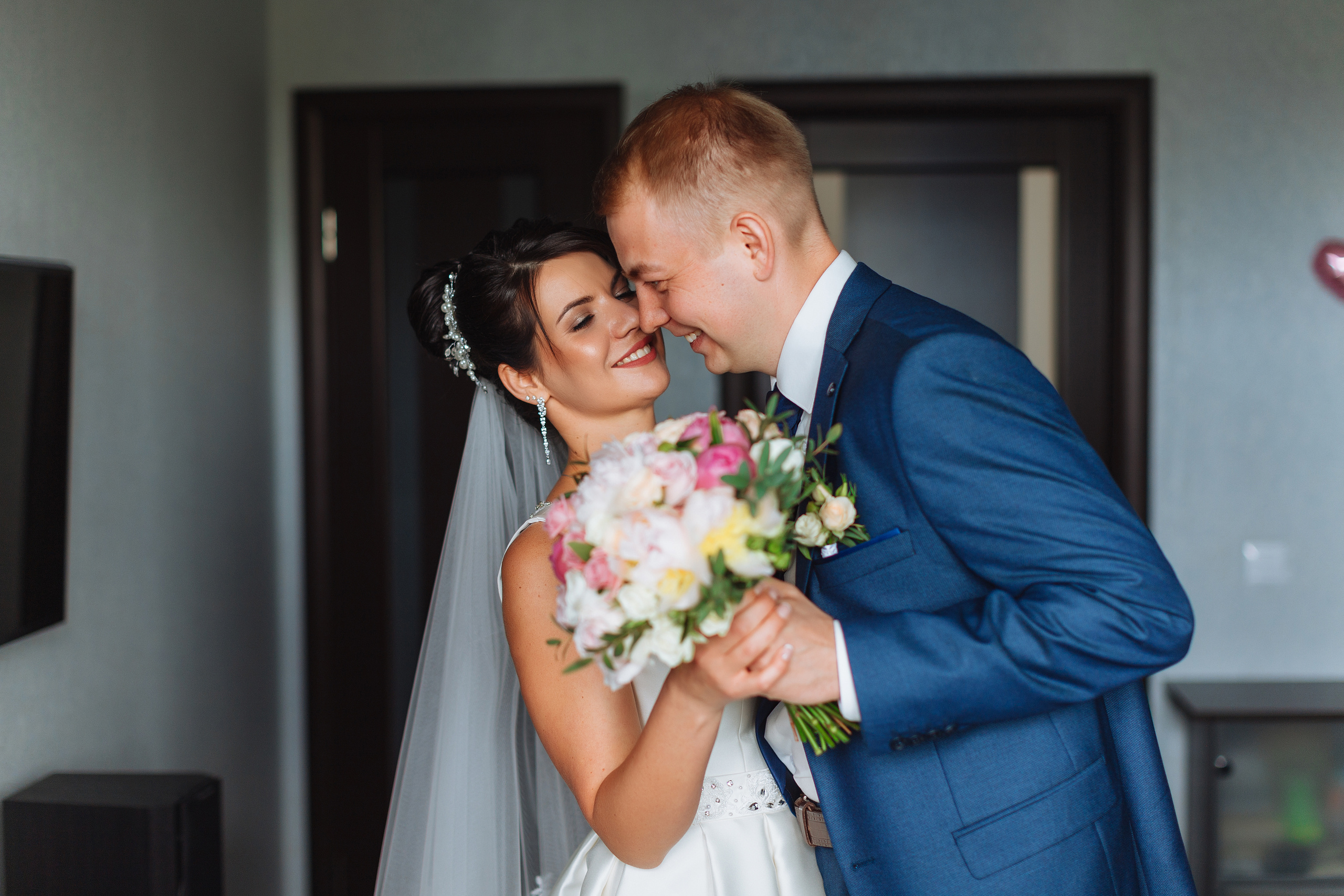 Осенние сборы невесты в квартире студии с женихом. Олег Сверчков | Свадебный фотограф Вологда