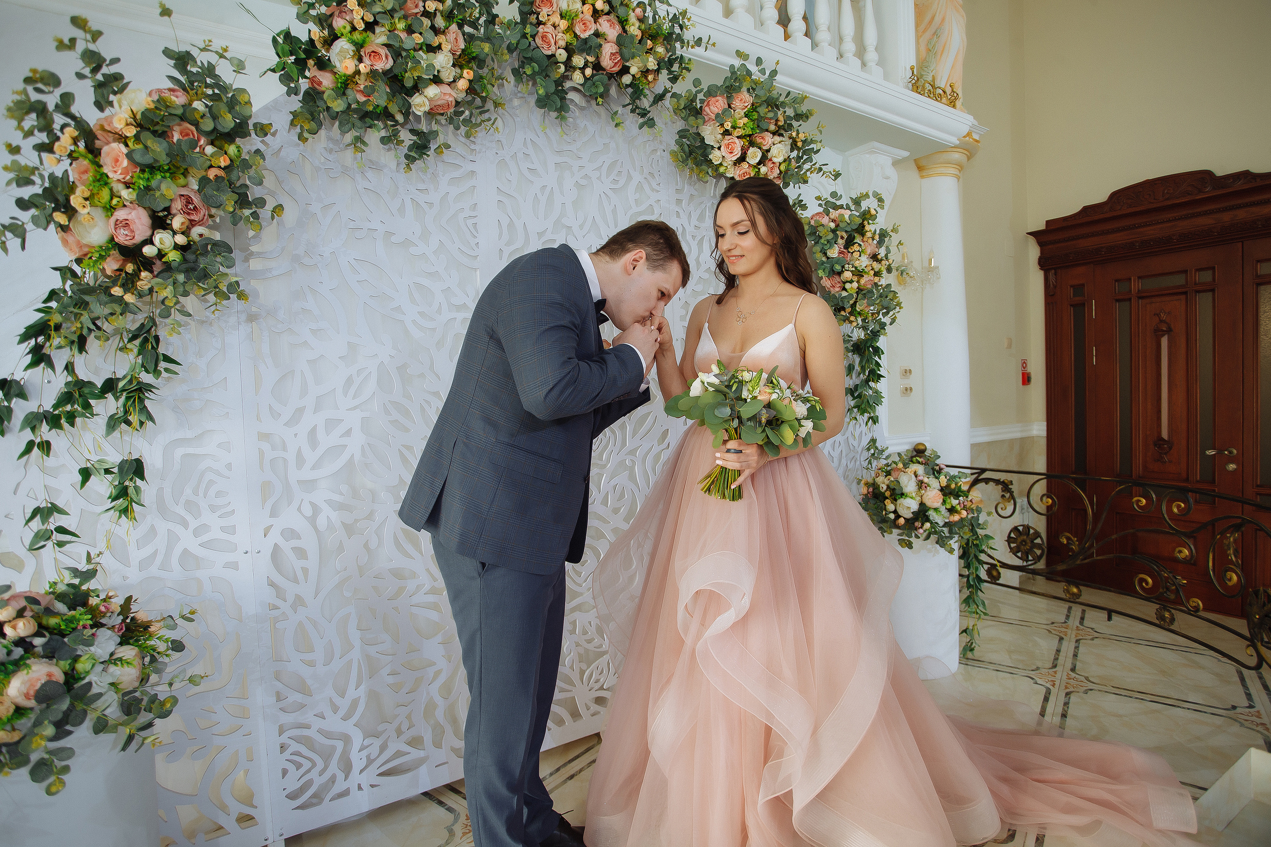 Регистрация в зале ресторана Афины в апреле на фоне кованной арки. Олег Сверчков | Свадебный фотограф Вологда