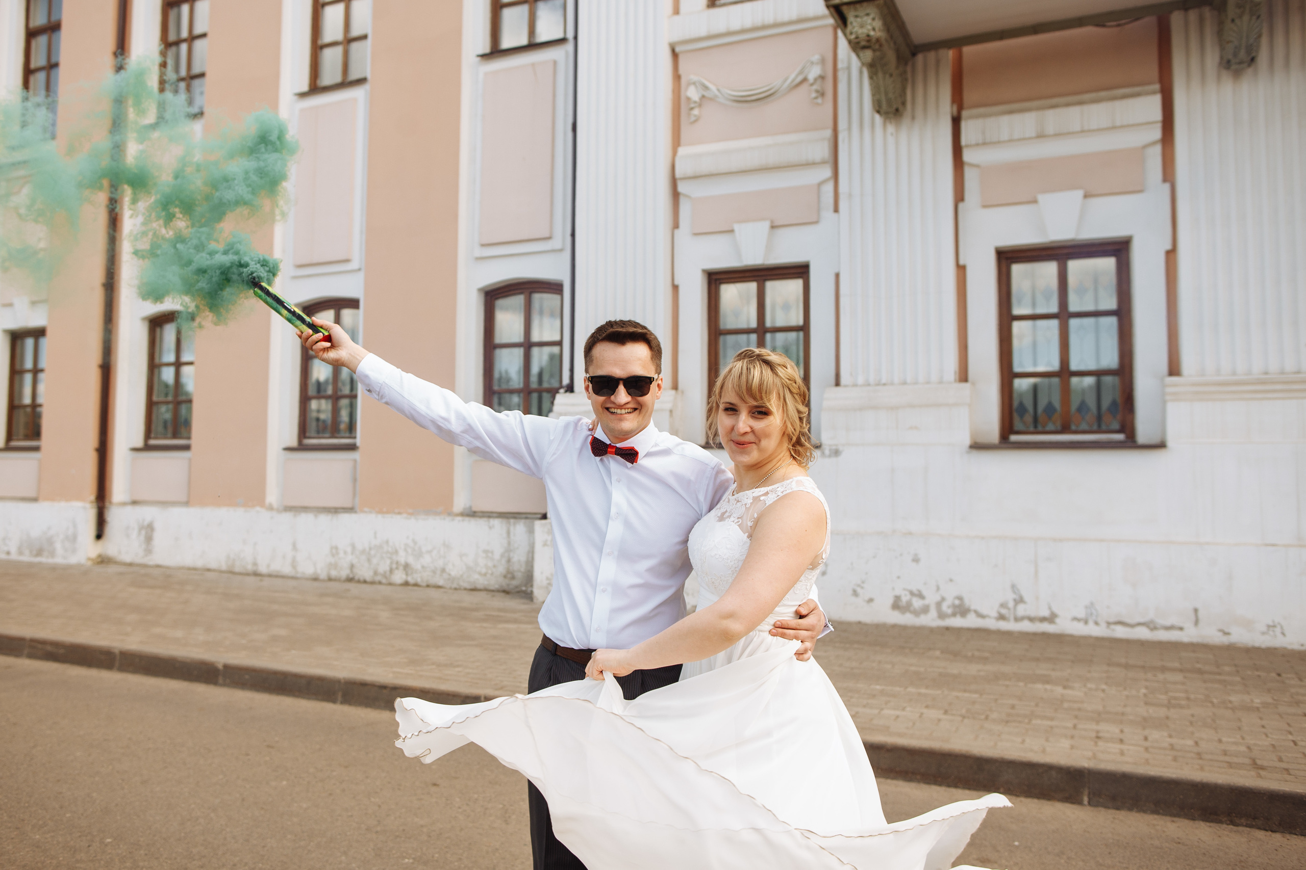 Фото с цветным дымом. Олег Сверчков | Свадебный фотограф Вологда