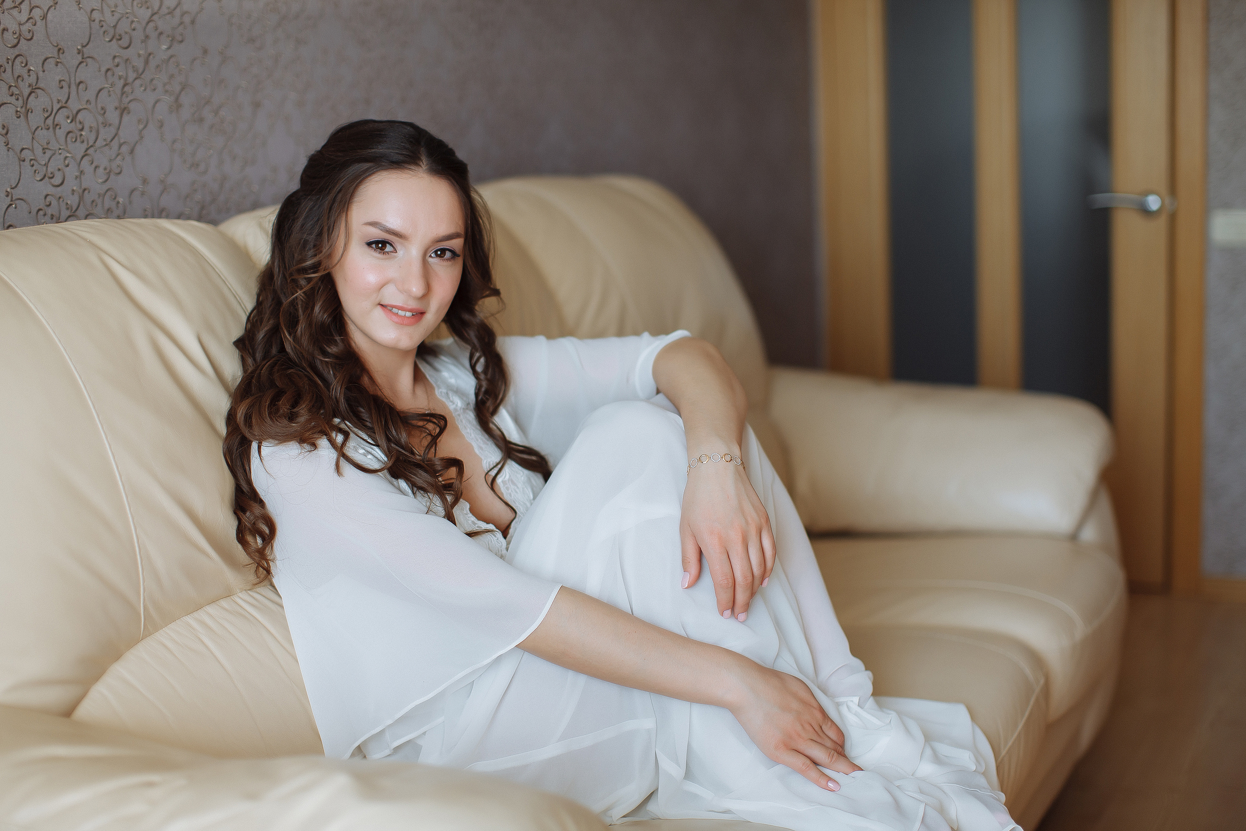 Регистрация в зале ресторана Афины в апреле на фоне кованной арки. Олег Сверчков | Свадебный фотограф Вологда