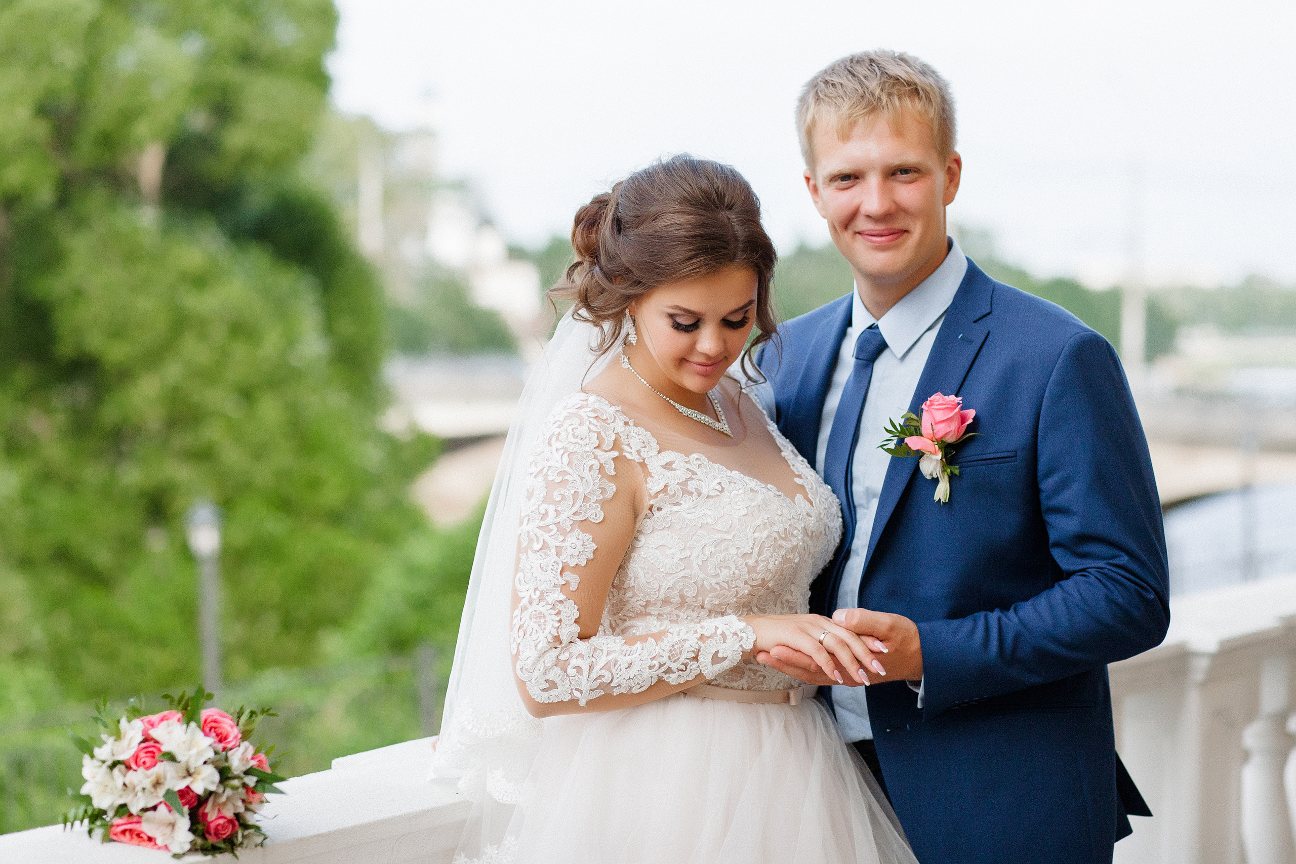 Летняя фотосъёмка жениха и невесты в интерьере ресторана. Олег Сверчков | Свадебный фотограф Вологда