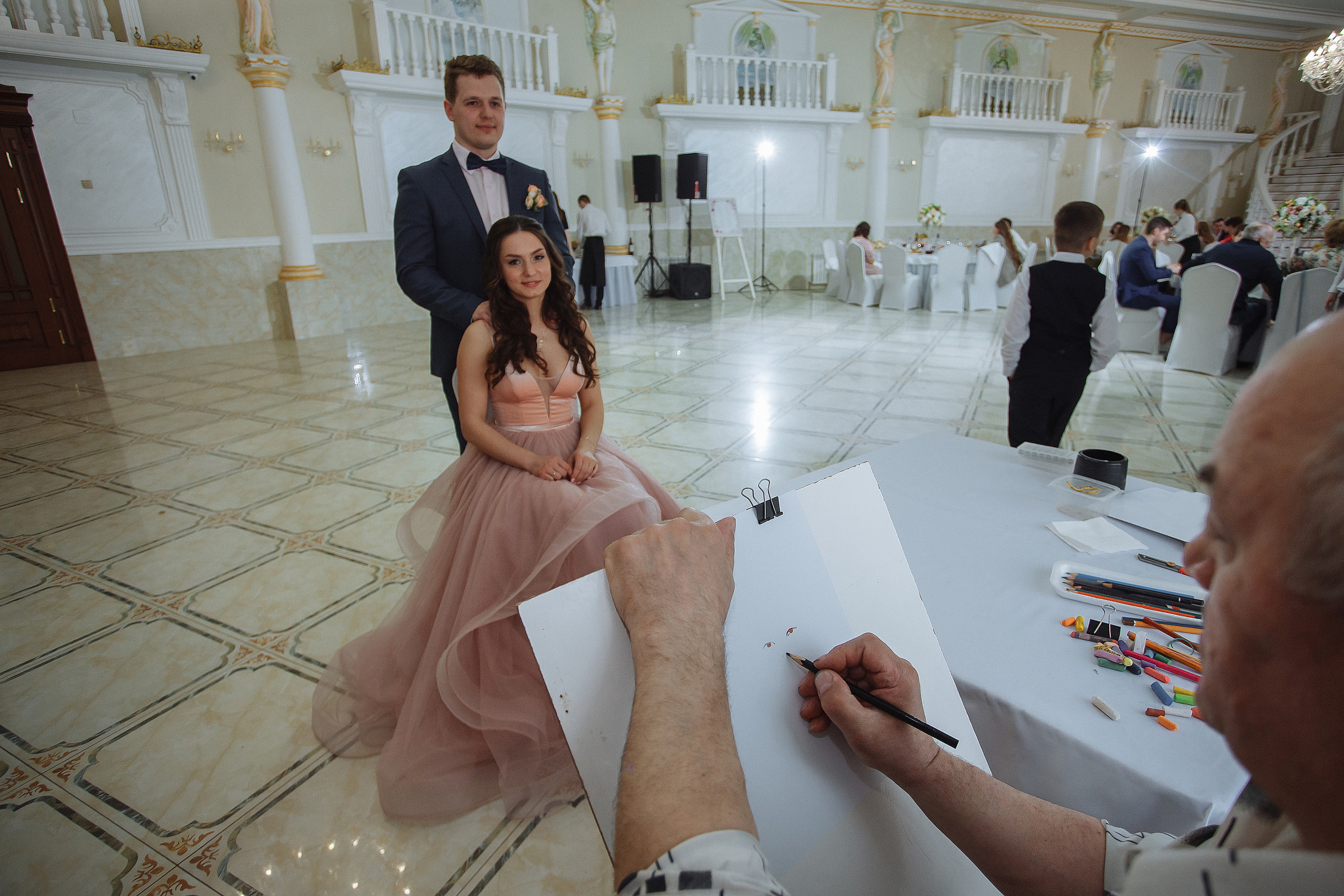 Регистрация в зале ресторана Афины в апреле на фоне кованной арки. Олег Сверчков | Свадебный фотограф Вологда