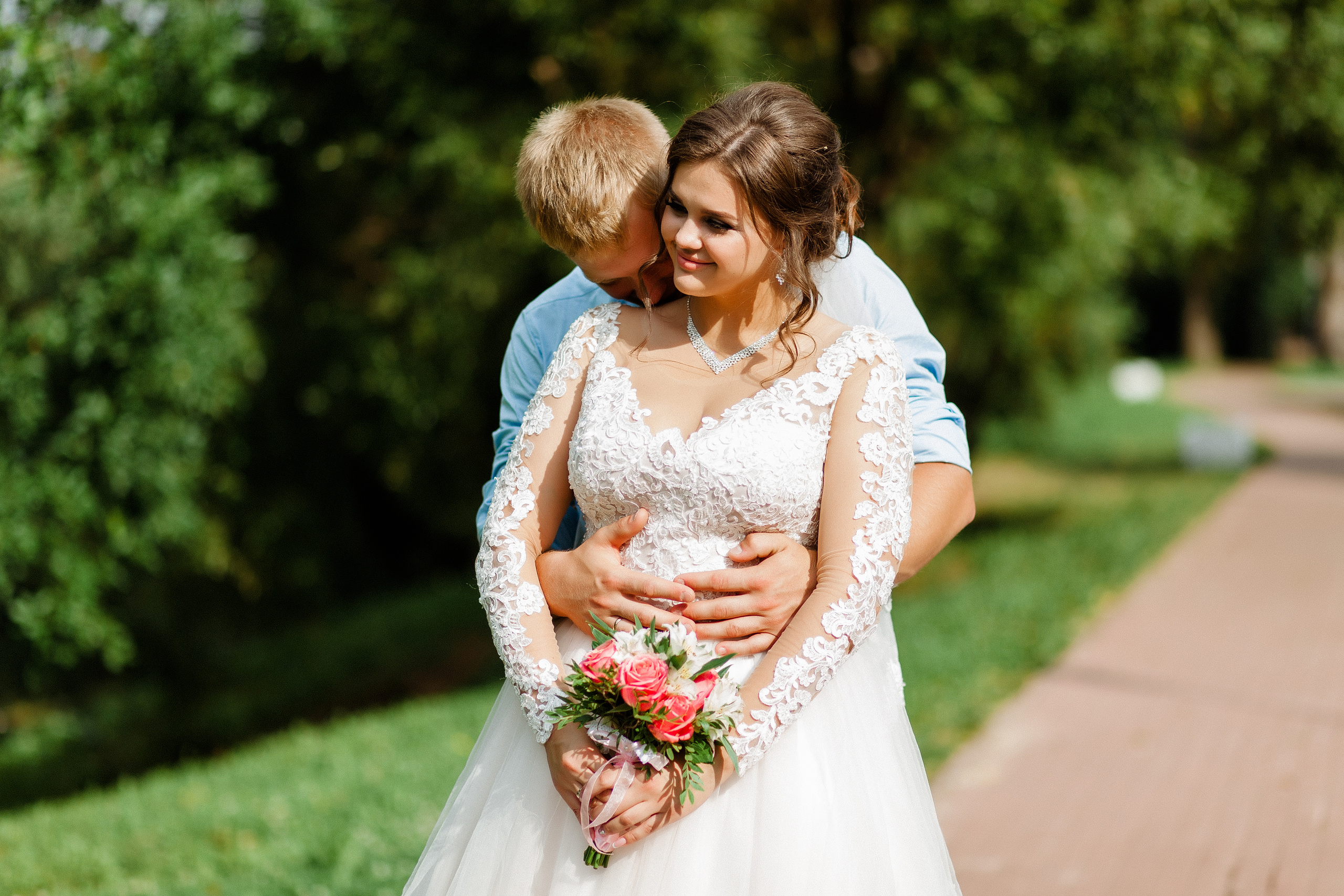 Летняя фотосъёмка жениха и невесты в интерьере ресторана. Олег Сверчков | Свадебный фотограф Вологда