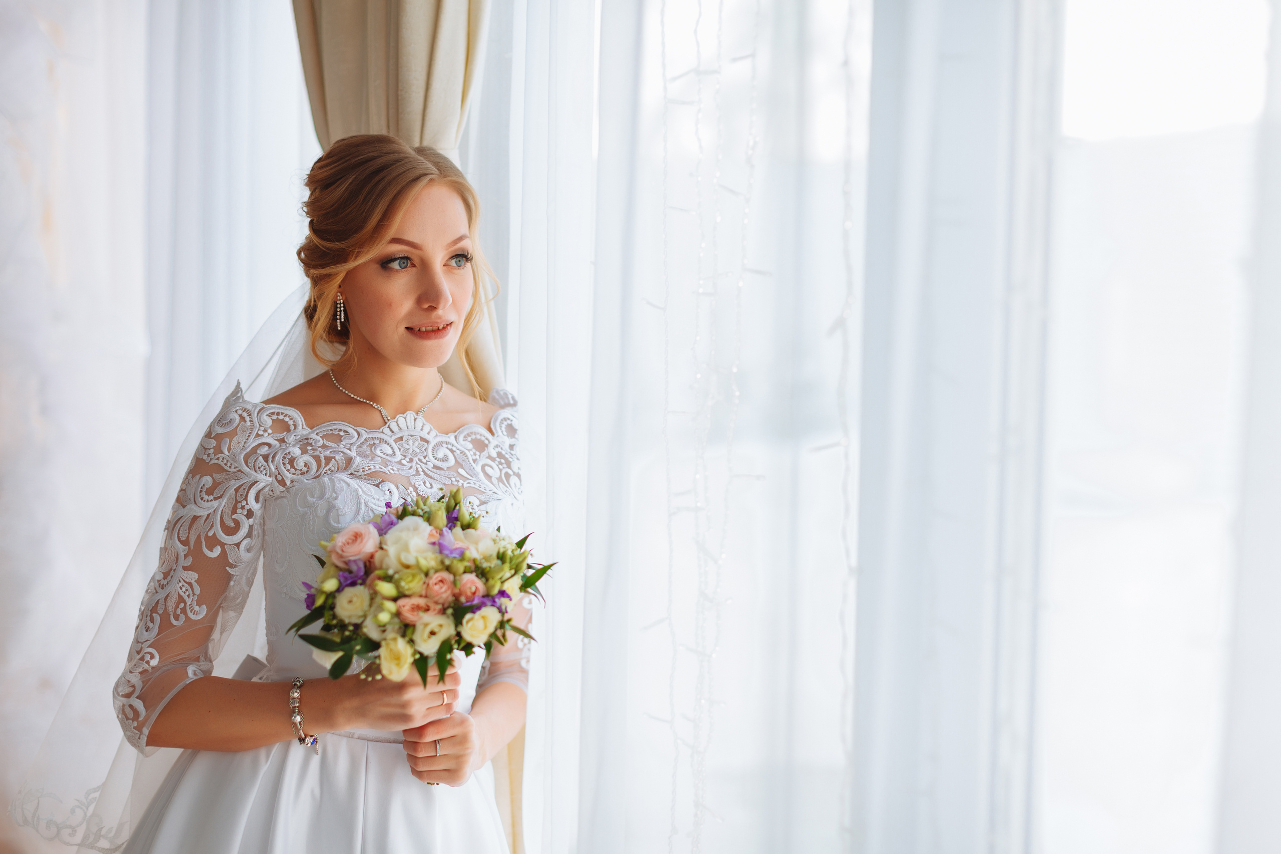 Свадебная сьемка зимой на улице и в номере гостиницы. Олег Сверчков | Свадебный фотограф Вологда