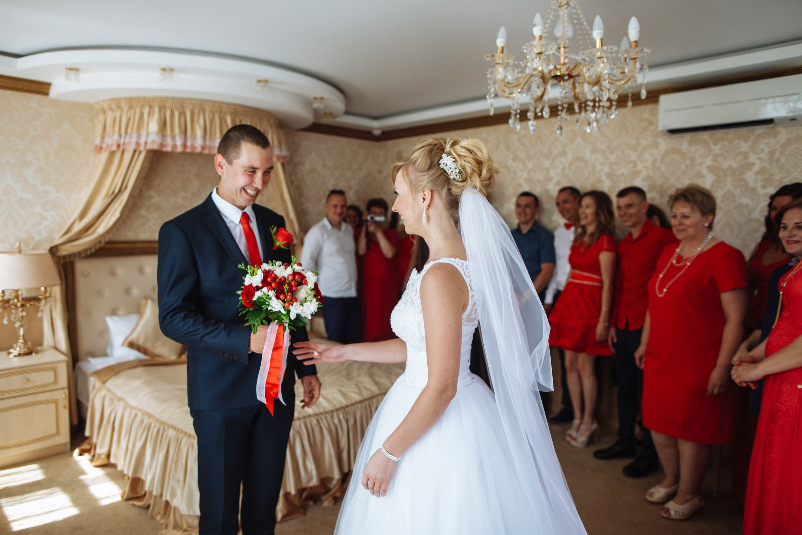 Будуарная свадебная сьемка в номере гостиницы. Олег Сверчков | Свадебный фотограф Вологда