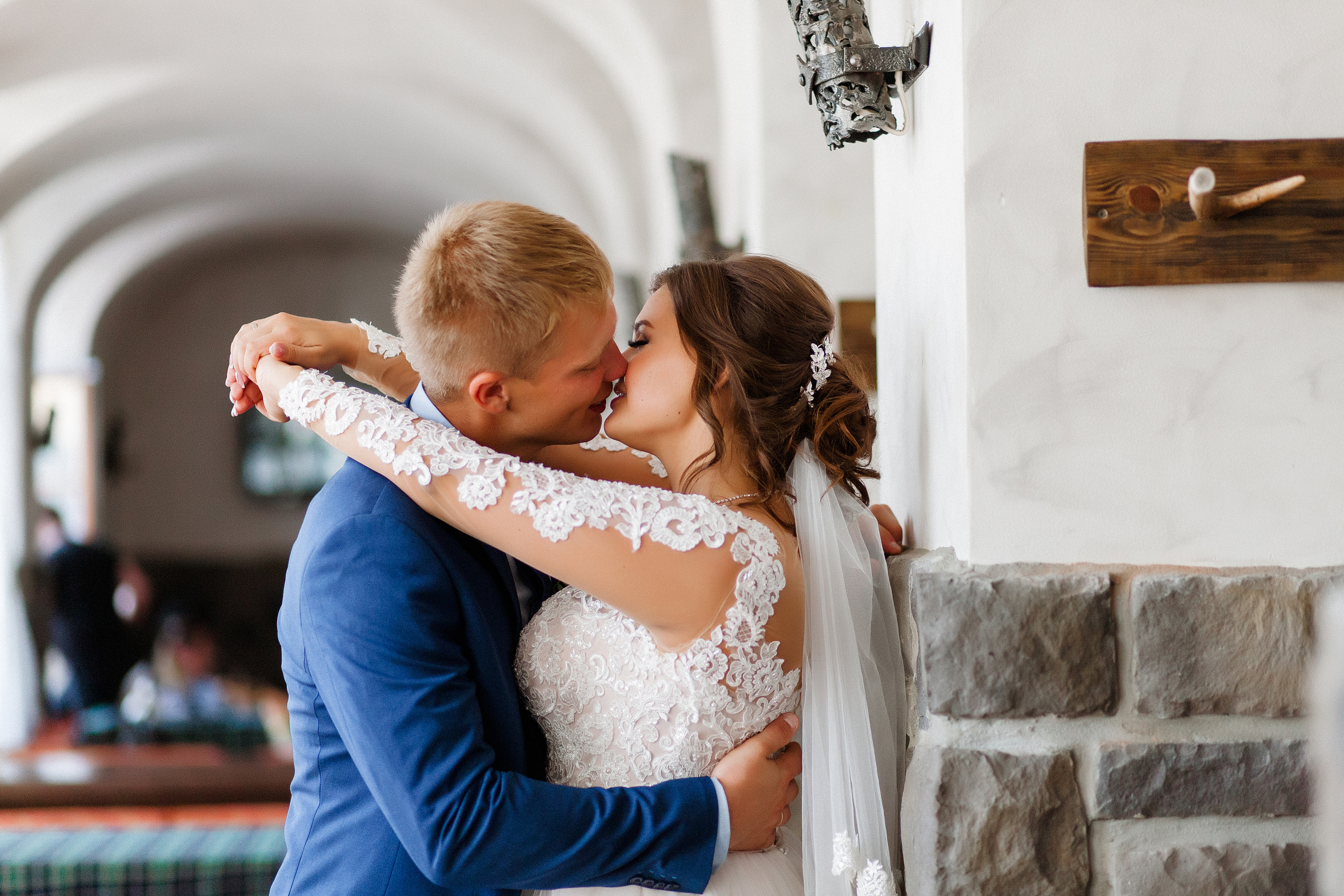 Летняя фотосъёмка жениха и невесты в интерьере ресторана. Олег Сверчков | Свадебный фотограф Вологда