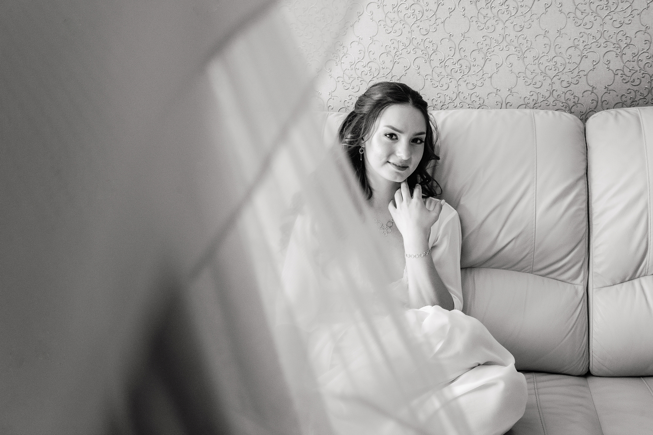 Регистрация в зале ресторана Афины в апреле на фоне кованной арки. Олег Сверчков | Свадебный фотограф Вологда