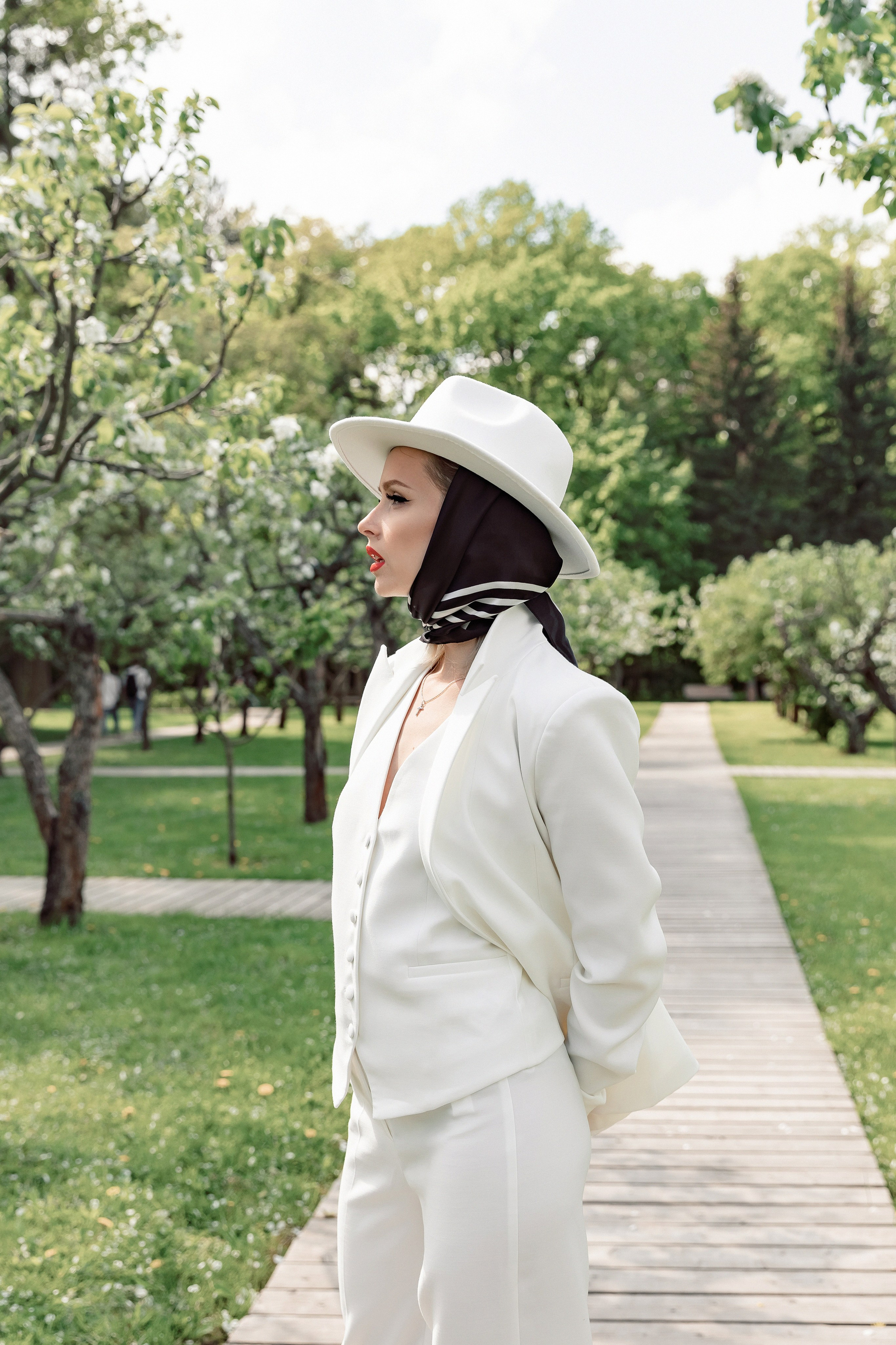 Портретная фотосессия Даши среди яблонь. Свадебный фотограф Москва