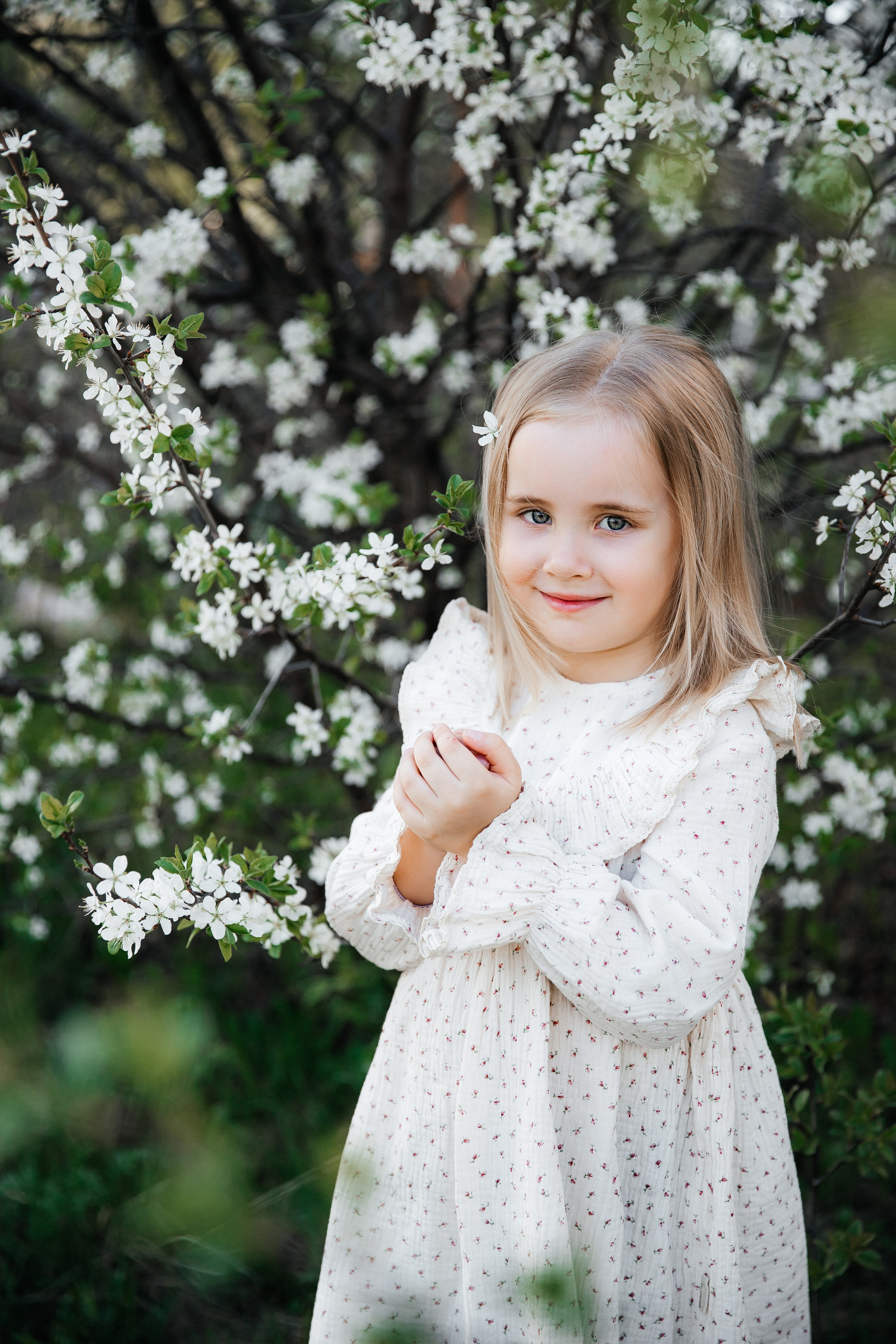 Катя и Маша в вишне. Семейный фотограф документалист в Пензе Лопатинская Татья