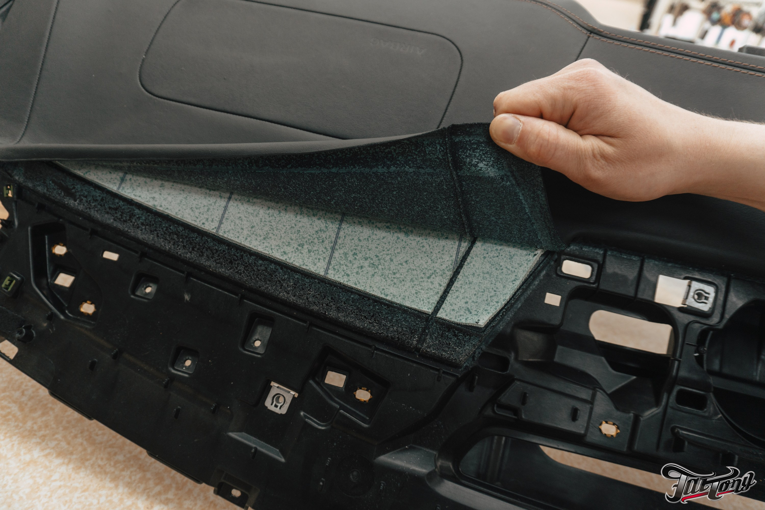 Lamborghini Urus перешив поврежденных элементов салона, окрас капота и деталей. DeLorein