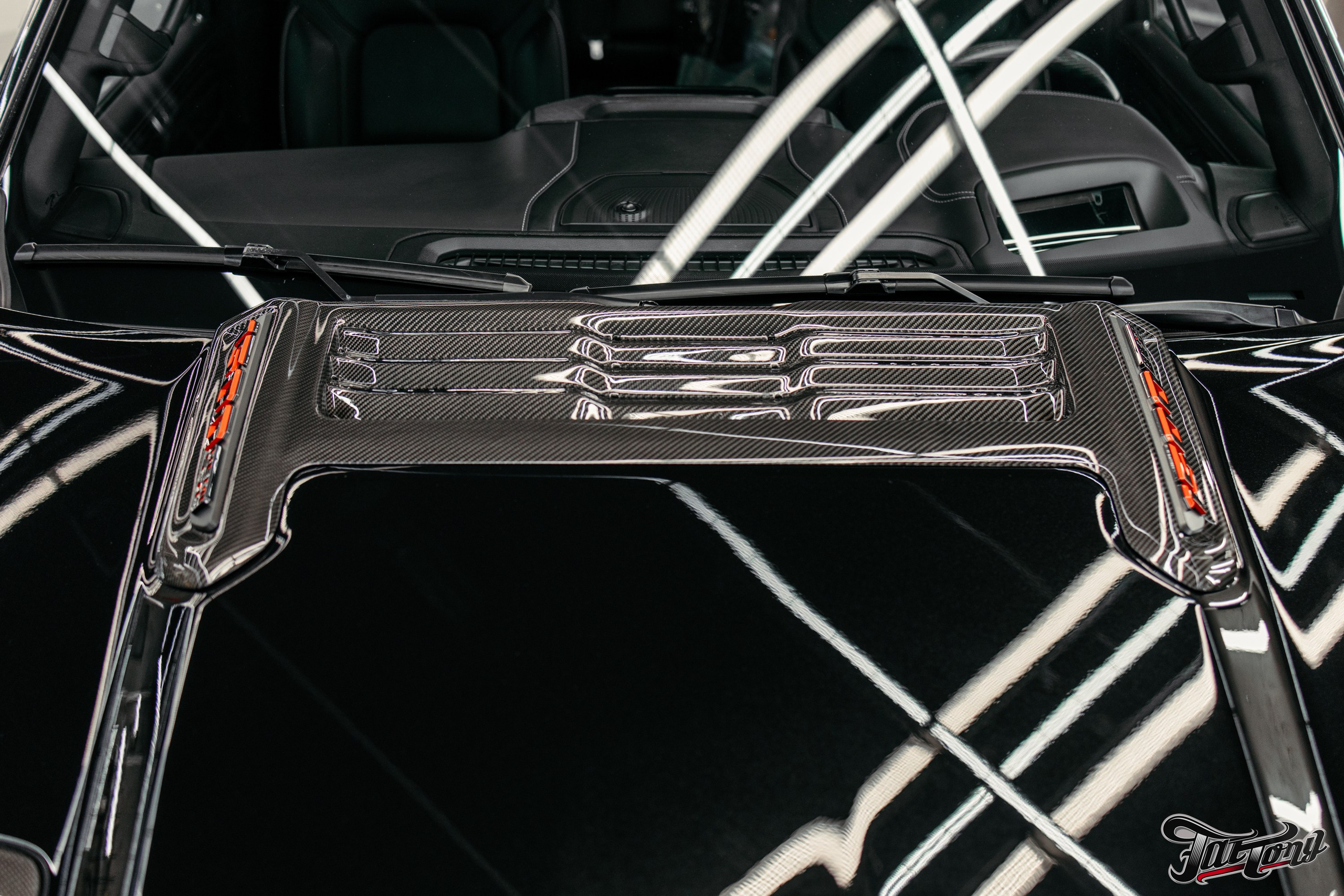 Ram 1500 ламинация карбоном, окрас шильдов, проушин, установка света в решетку. DeLorein