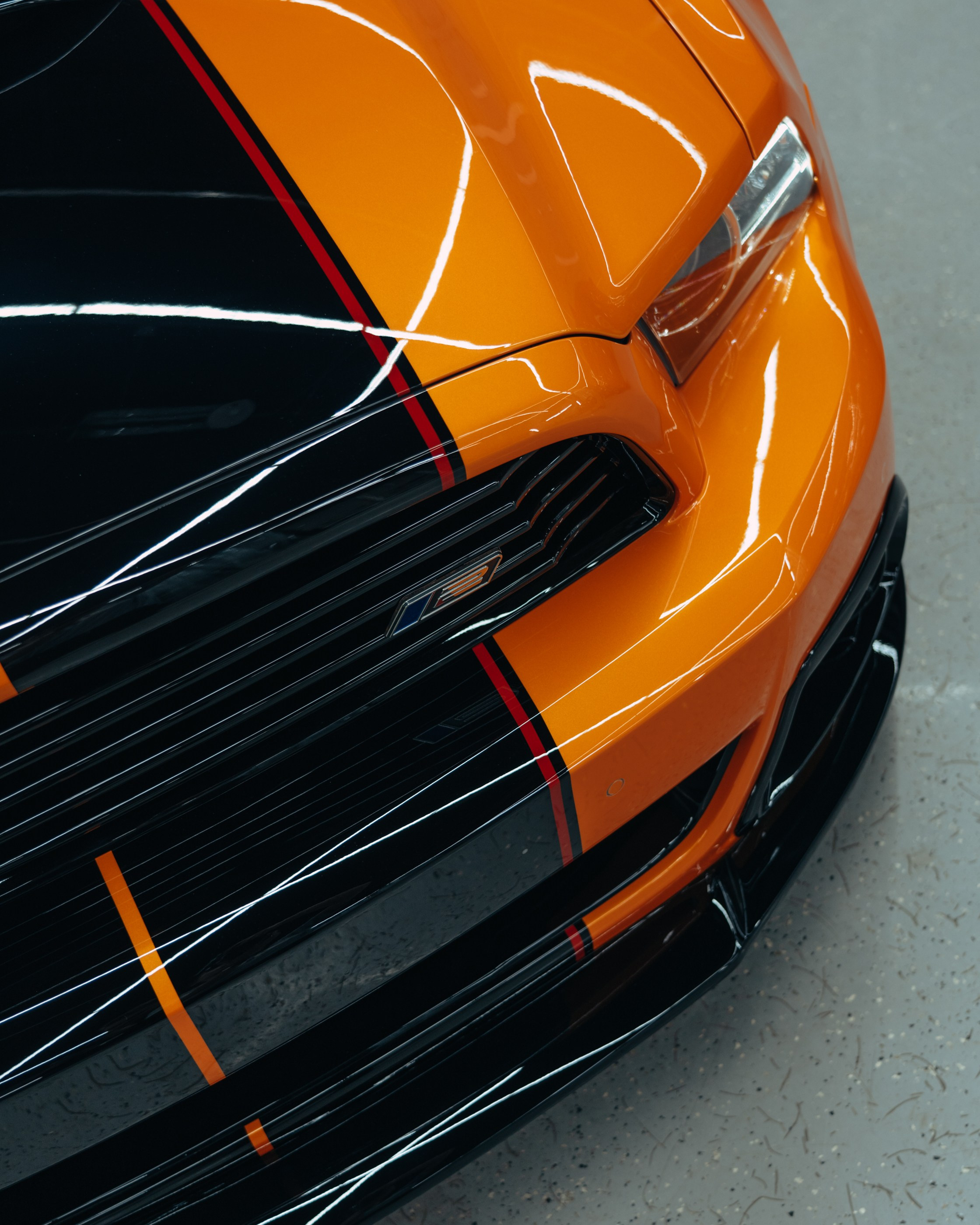 Ford Mustang Roush оранжевый окрас кузова и выкрас полос. DeLorein