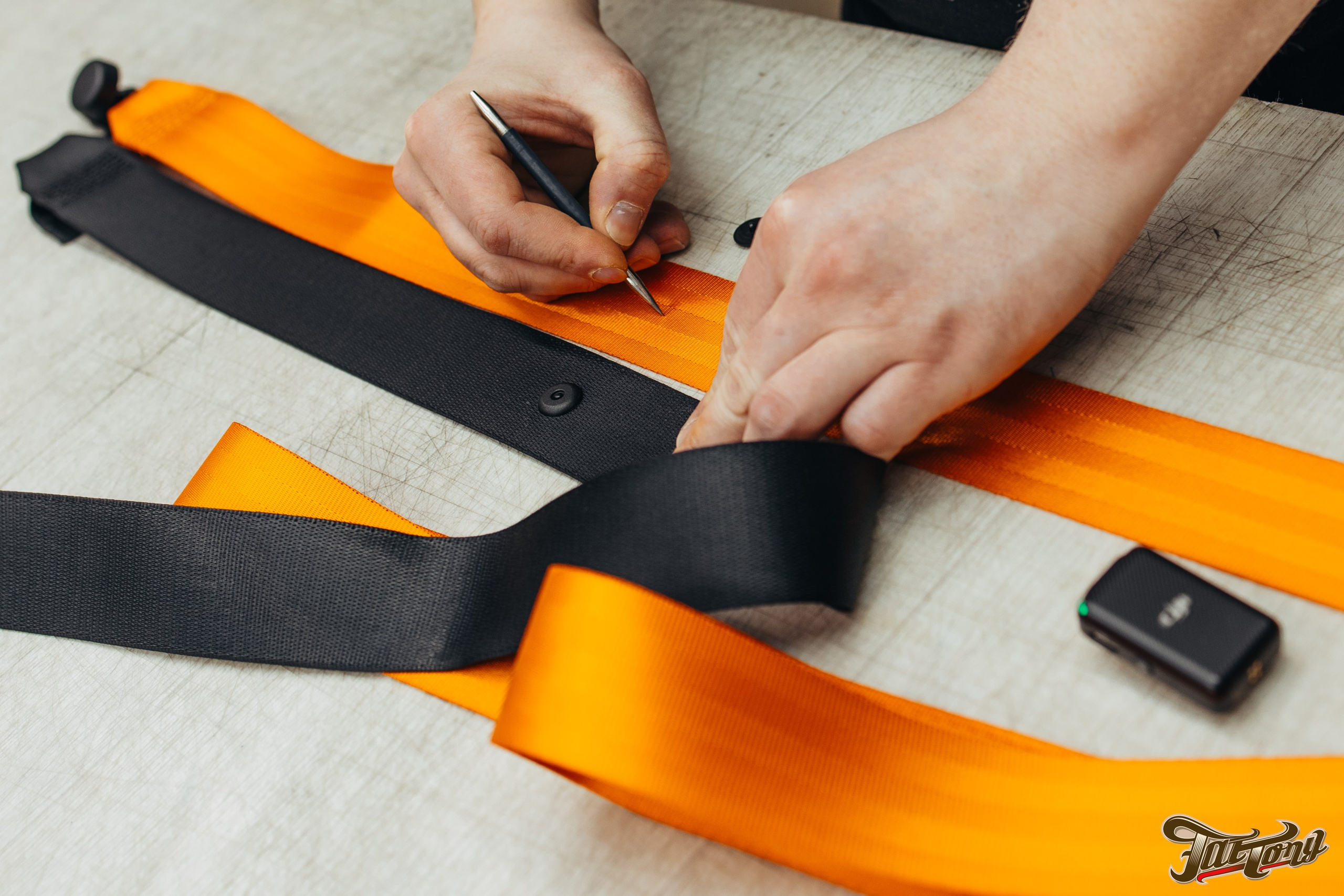 Porsche 911 оранжевый замена ремней безопасности. DeLorein