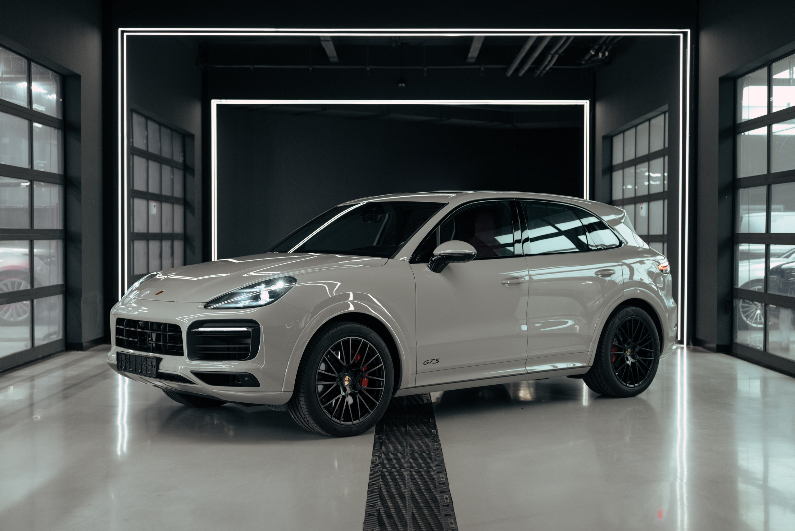 Porsche Cayenne GTS grey on red. DeLorein