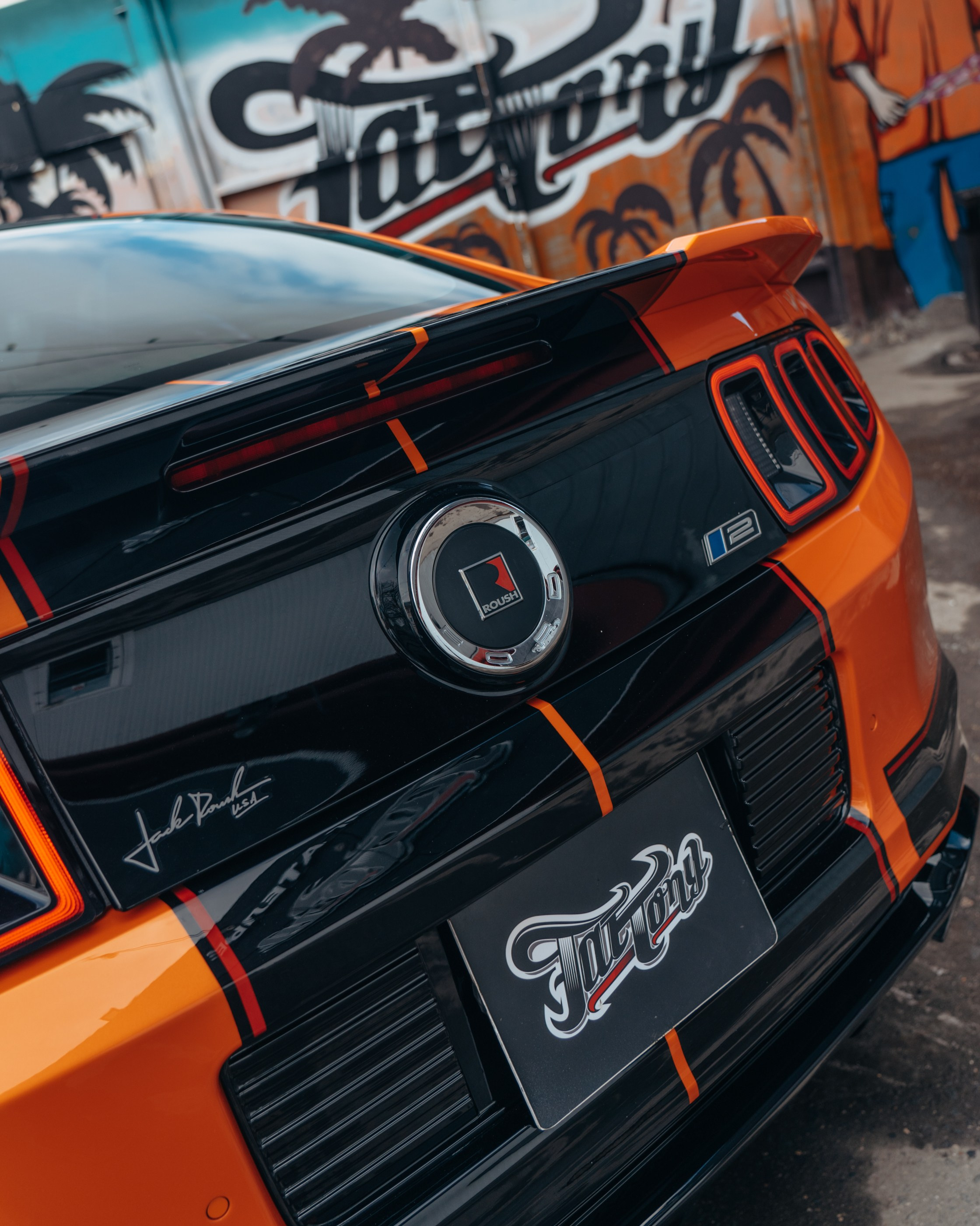 Ford Mustang Roush оранжевый окрас кузова и выкрас полос. DeLorein