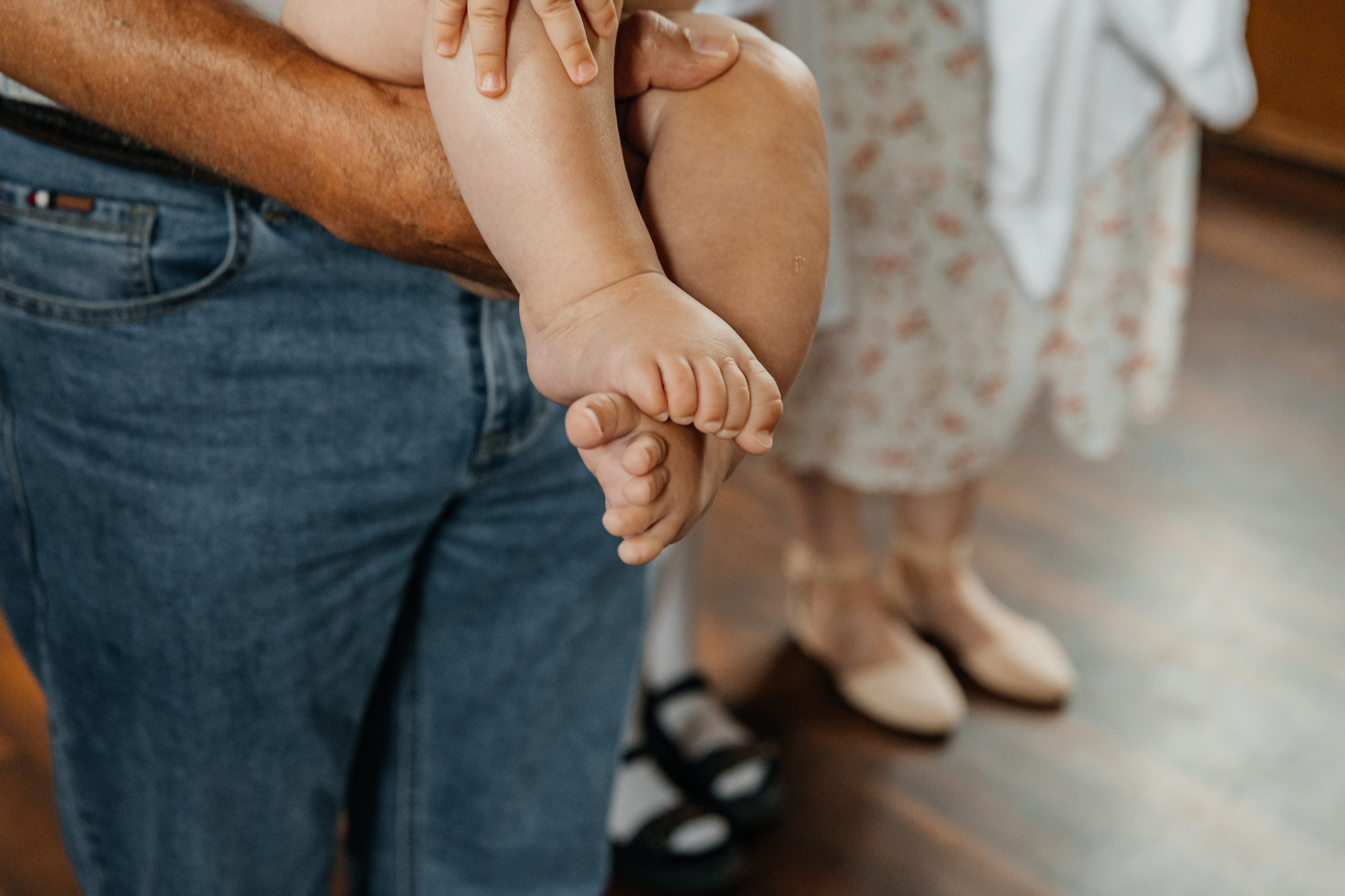 Таинство крещения, детали, ножки малыша