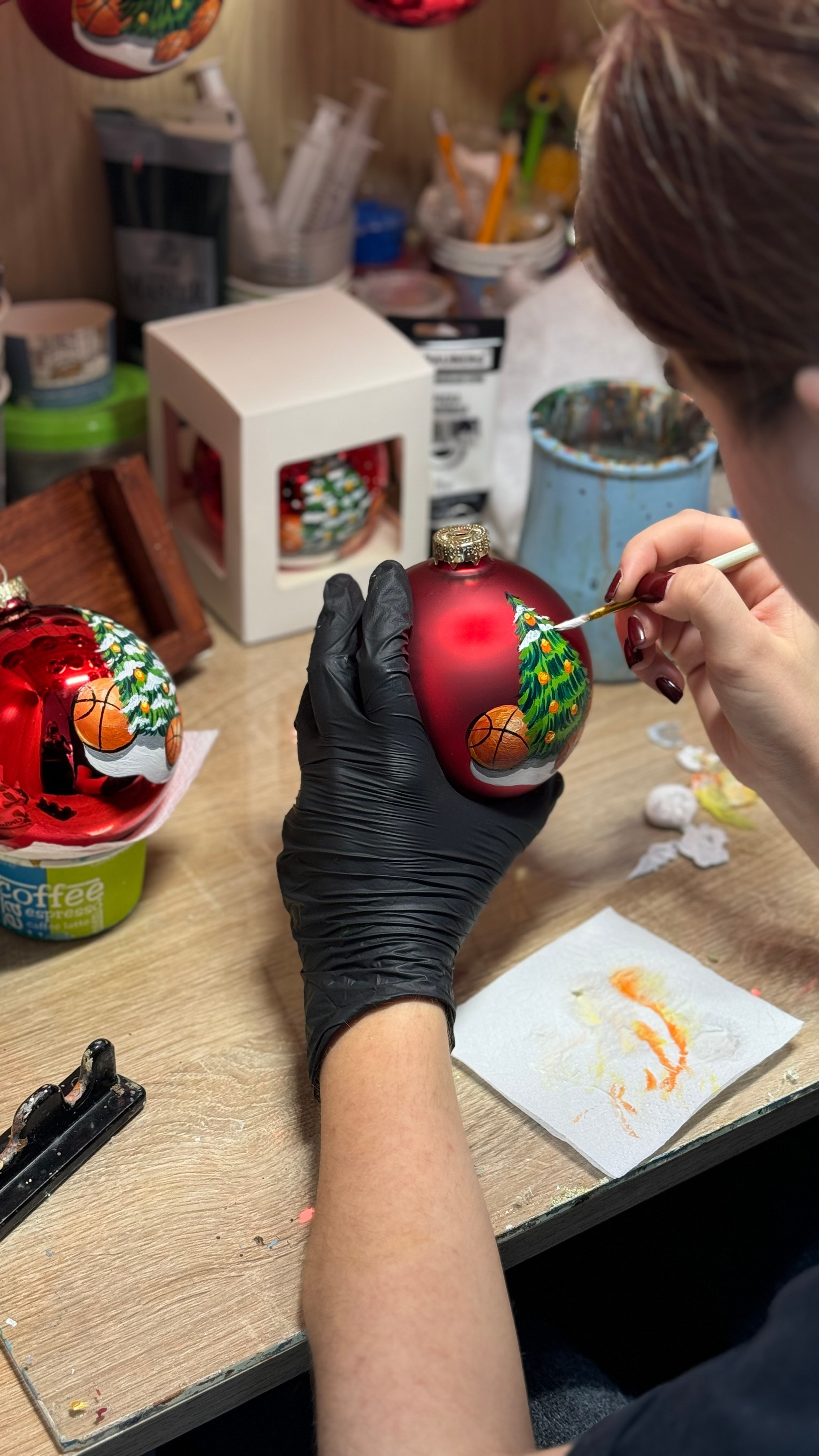 ArtSHARm- наше портфолио по ёлочным шарам с ручной росписью. Художественная ручная роспись елочных шаров, корпоративные подарки и восковые аромасвечи