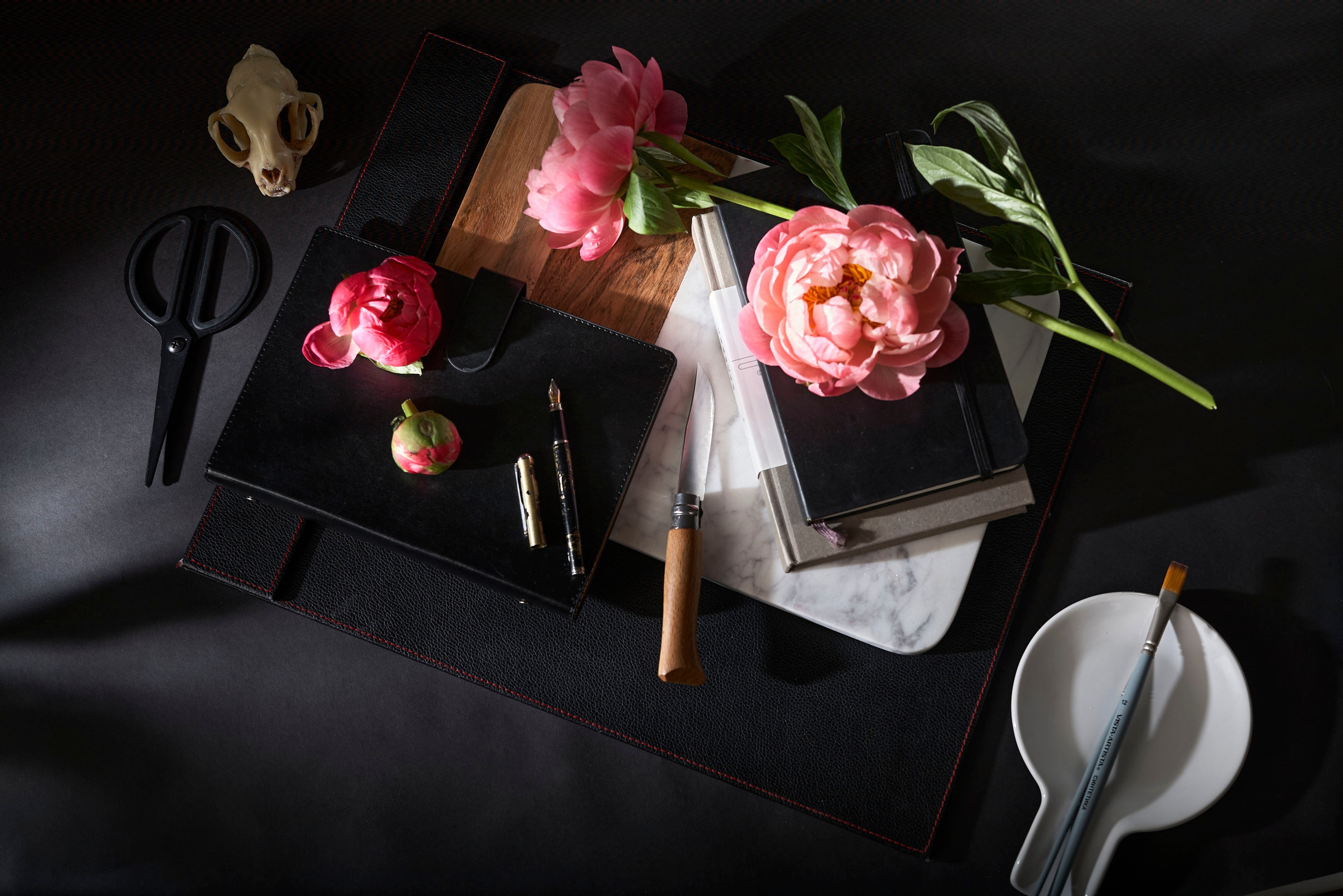 Упражнение с черепом и пионами. Коммерческий и художественный фотограф в Москве Плоскирев Валерий