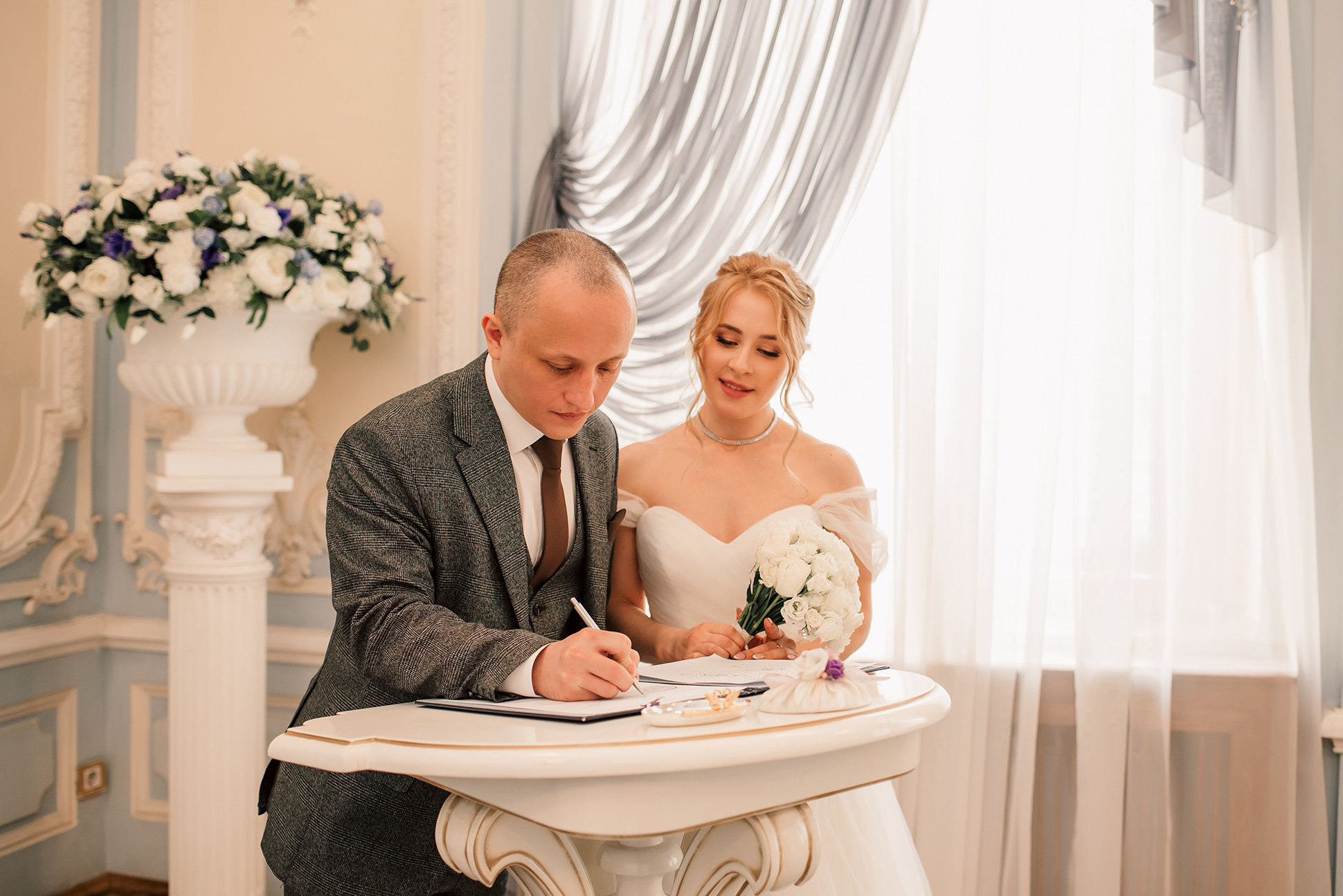 Юля и Миша. Красивое утро и Витебский вокзал. Семейный и Свадебный фотограф. Санкт-Петербург. Пушкин