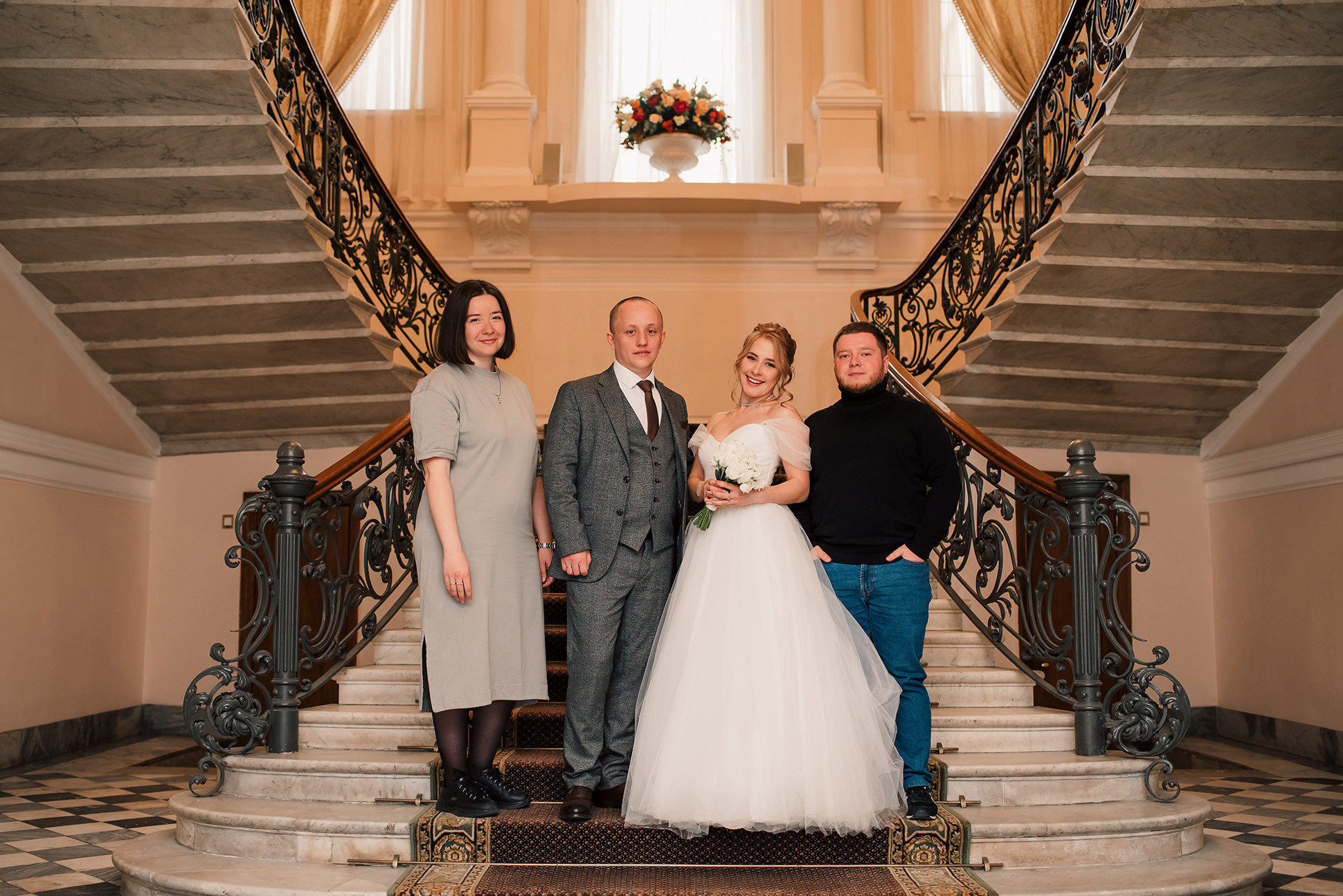 Юля и Миша. Красивое утро и Витебский вокзал. Семейный и Свадебный фотограф. Санкт-Петербург. Пушкин