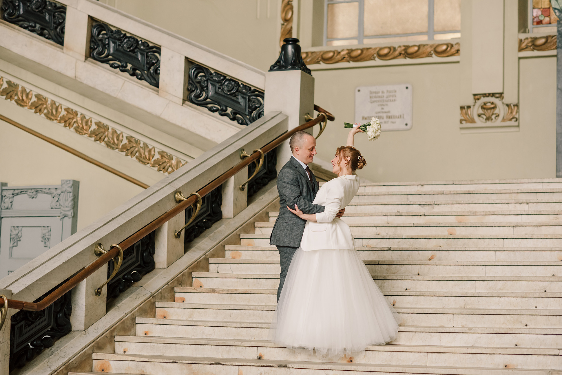 Юля и Миша. Красивое утро и Витебский вокзал. Семейный и Свадебный фотограф. Санкт-Петербург. Пушкин