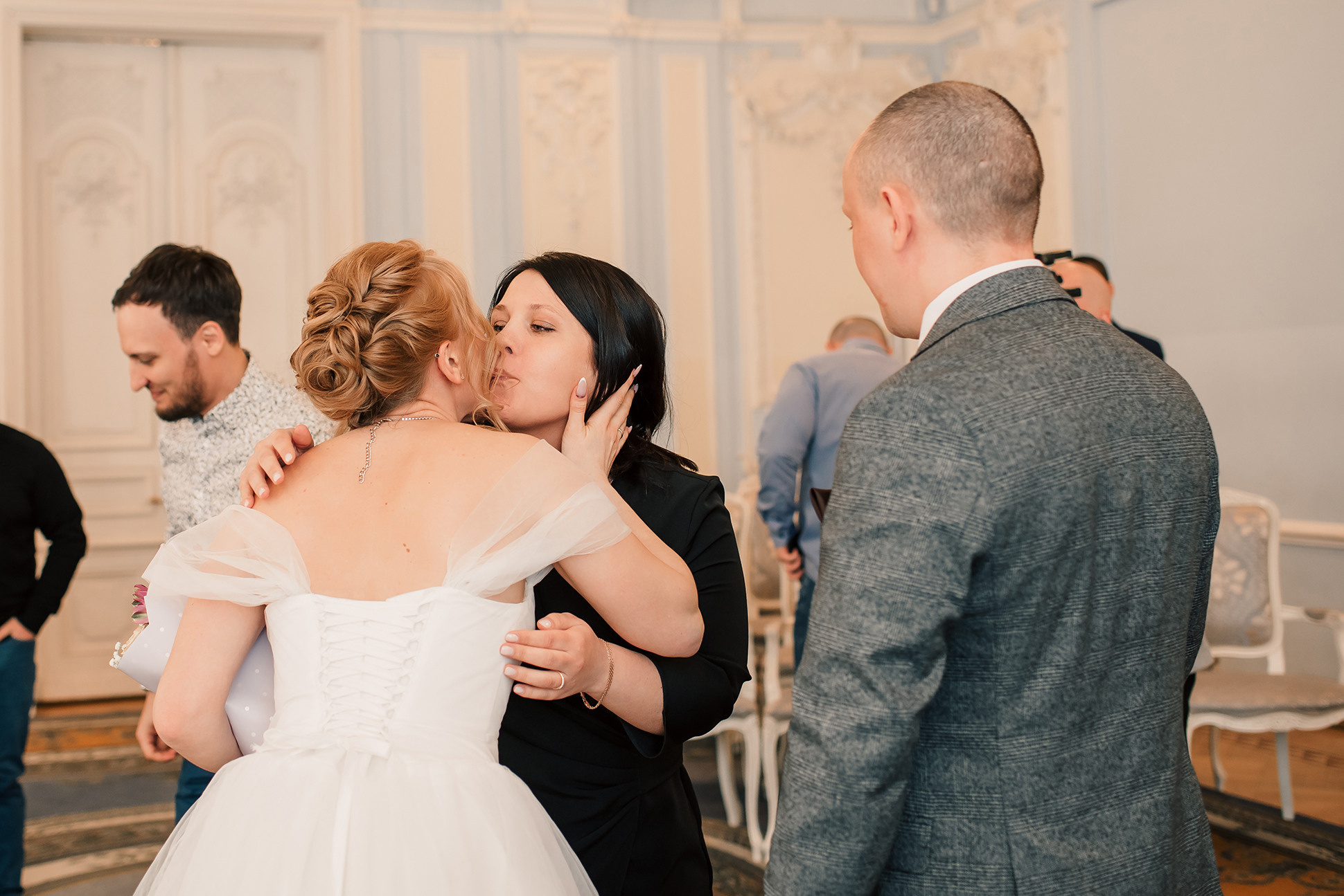 Юля и Миша. Красивое утро и Витебский вокзал. Семейный и Свадебный фотограф. Санкт-Петербург. Пушкин