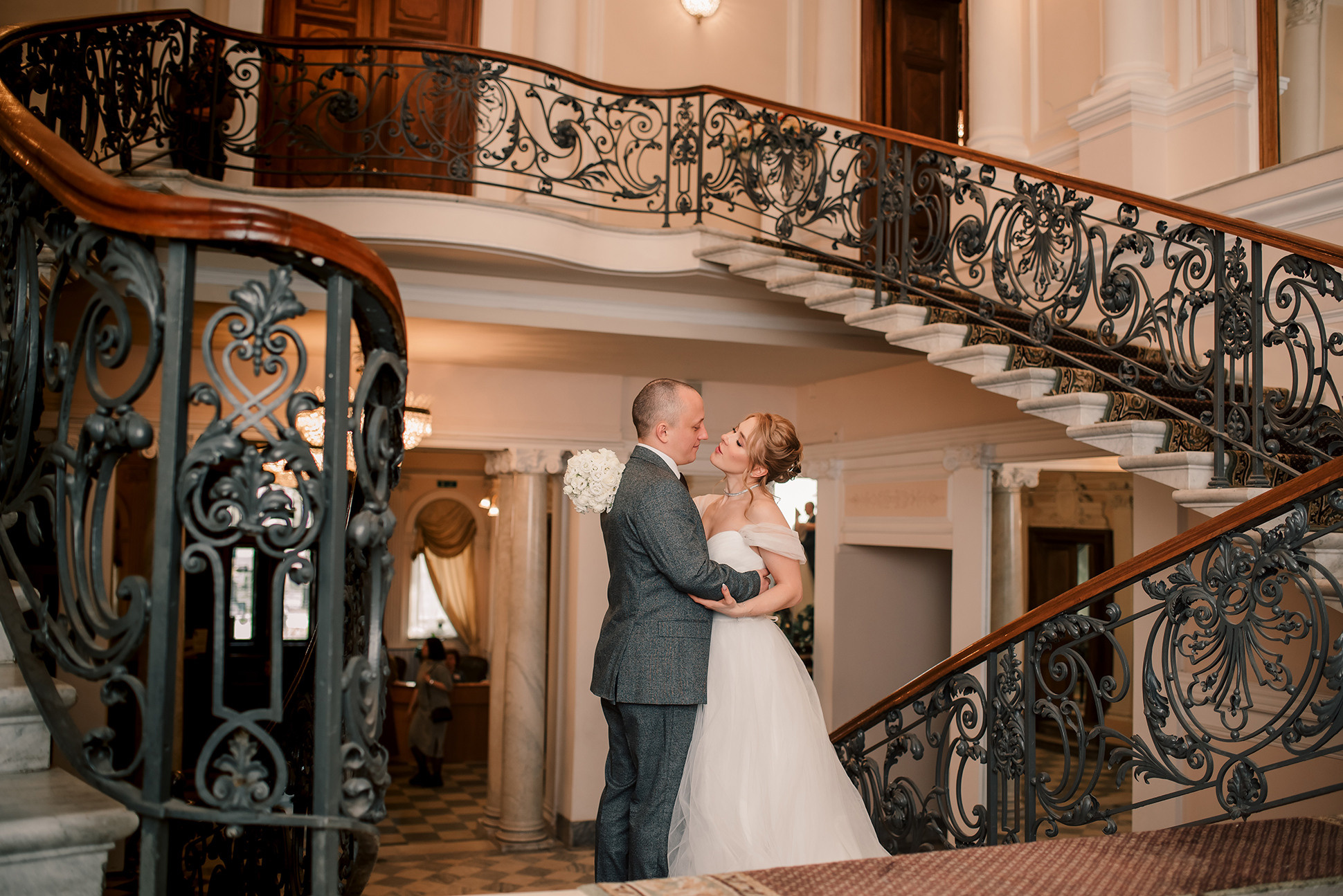 Юля и Миша. Красивое утро и Витебский вокзал. Семейный и Свадебный фотограф. Санкт-Петербург. Пушкин