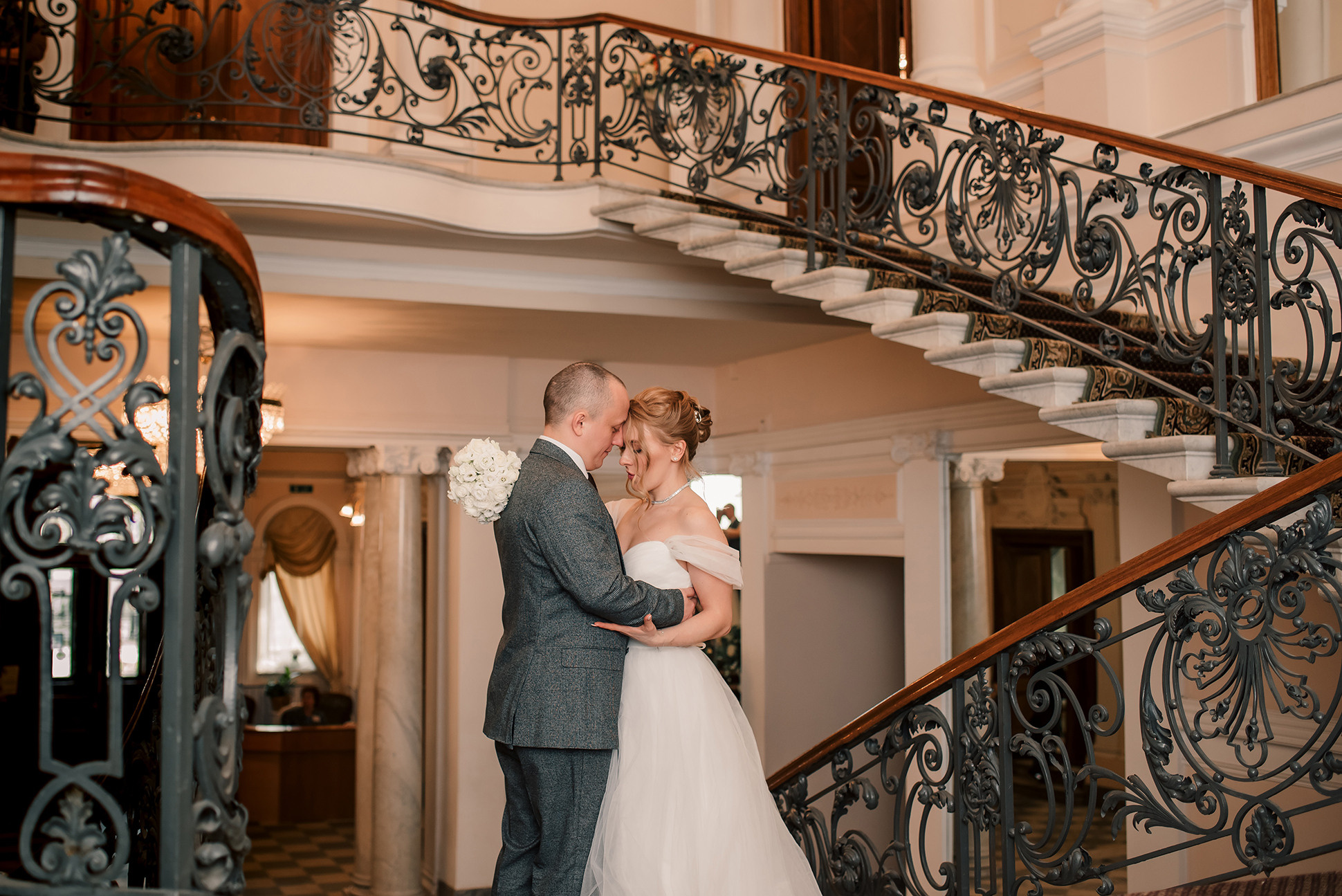 Юля и Миша. Красивое утро и Витебский вокзал. Семейный и Свадебный фотограф. Санкт-Петербург. Пушкин