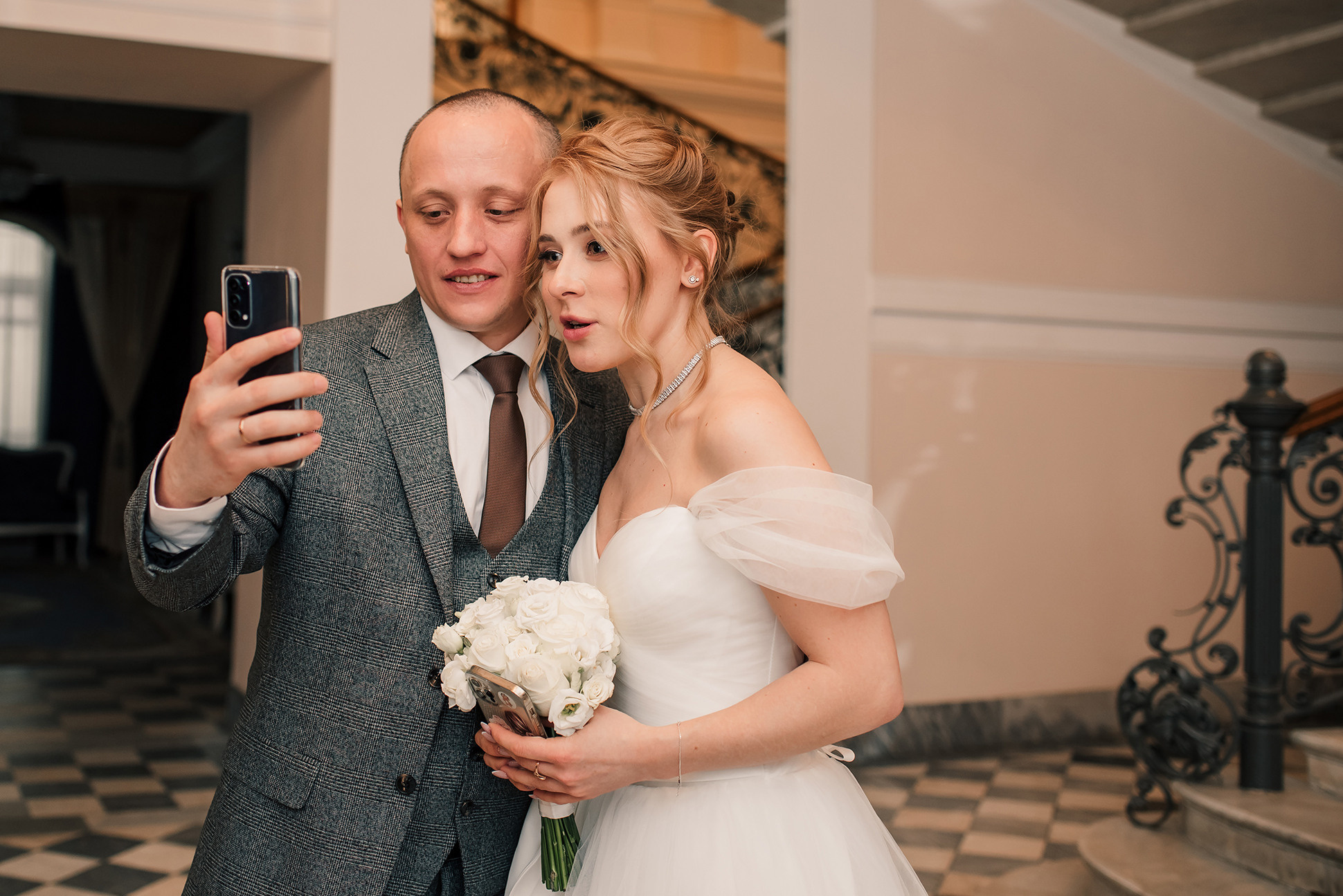 Юля и Миша. Красивое утро и Витебский вокзал. Семейный и Свадебный фотограф. Санкт-Петербург. Пушкин