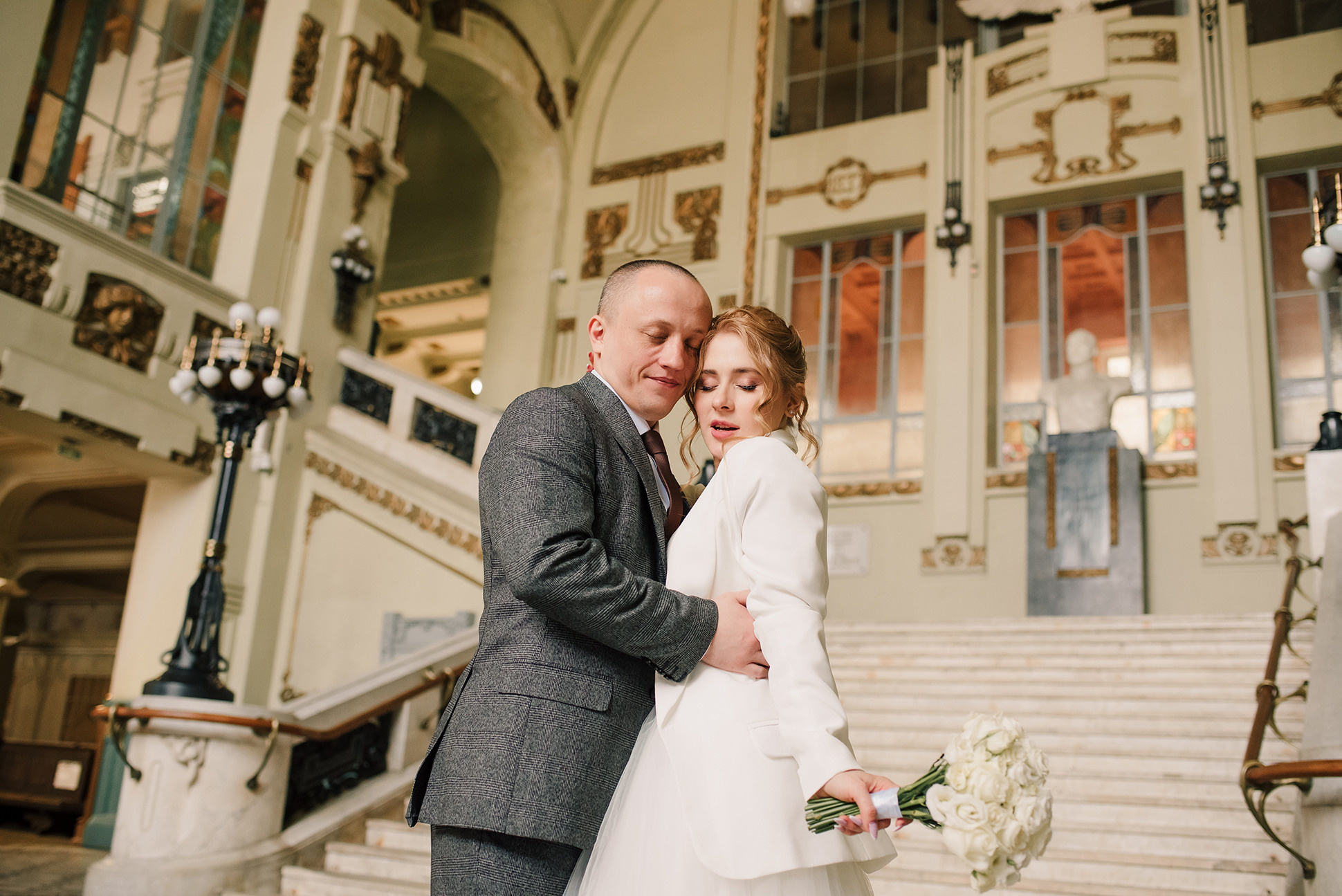 Юля и Миша. Красивое утро и Витебский вокзал. Семейный и Свадебный фотограф. Санкт-Петербург. Пушкин