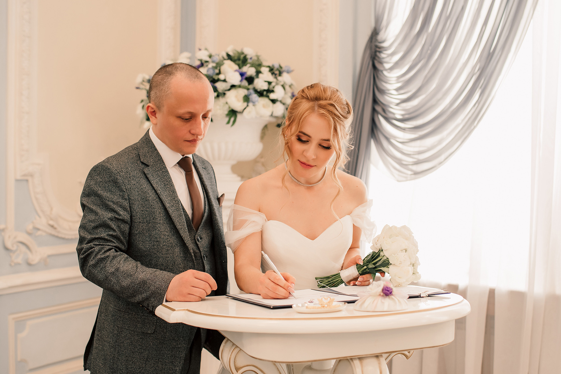 Юля и Миша. Красивое утро и Витебский вокзал. Семейный и Свадебный фотограф. Санкт-Петербург. Пушкин