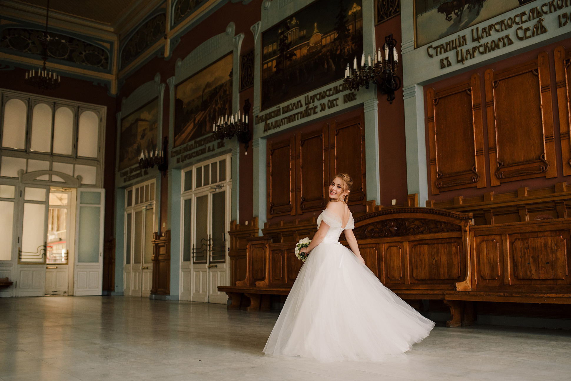 Юля и Миша. Красивое утро и Витебский вокзал. Семейный и Свадебный фотограф. Санкт-Петербург. Пушкин