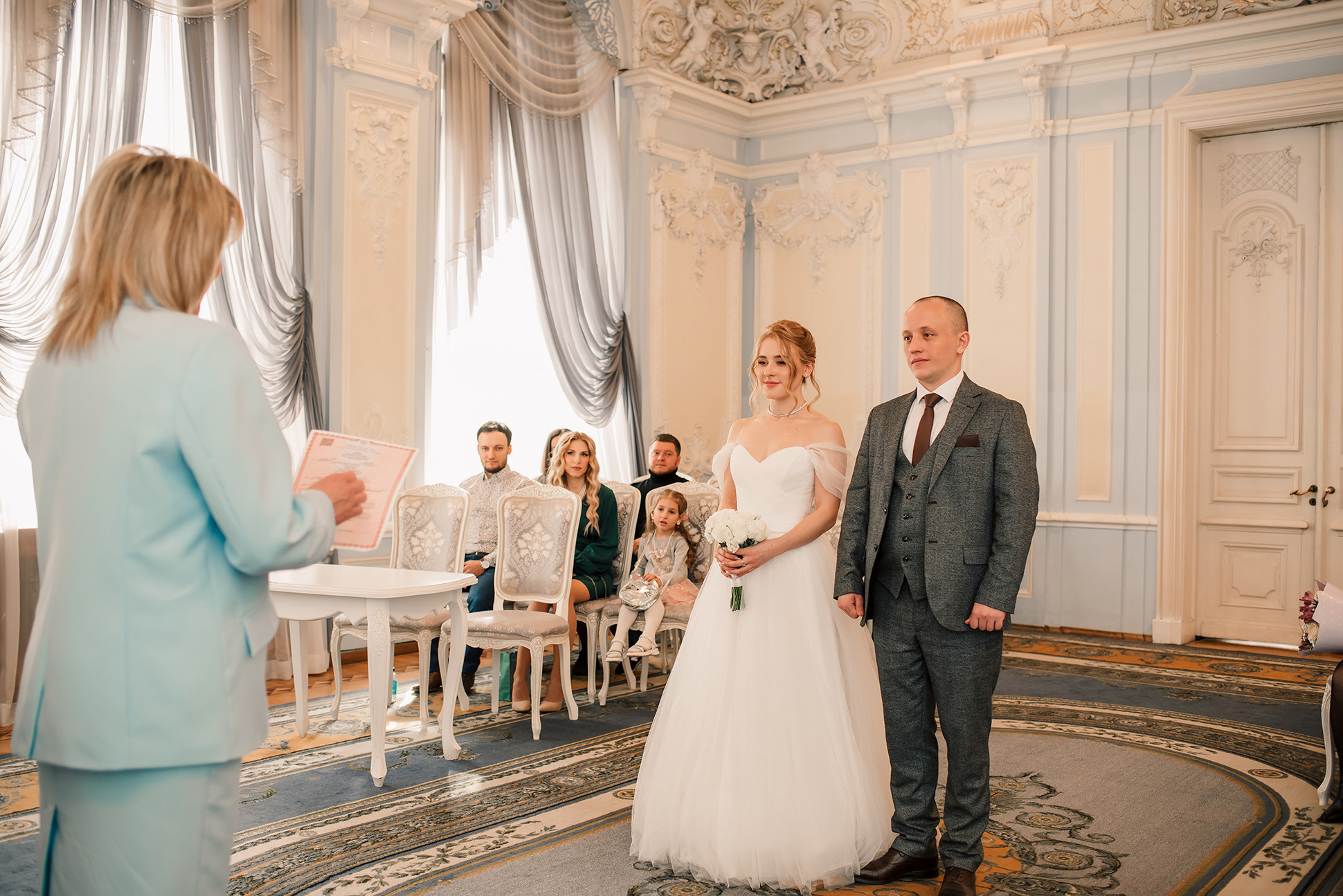 Юля и Миша. Красивое утро и Витебский вокзал. Семейный и Свадебный фотограф. Санкт-Петербург. Пушкин