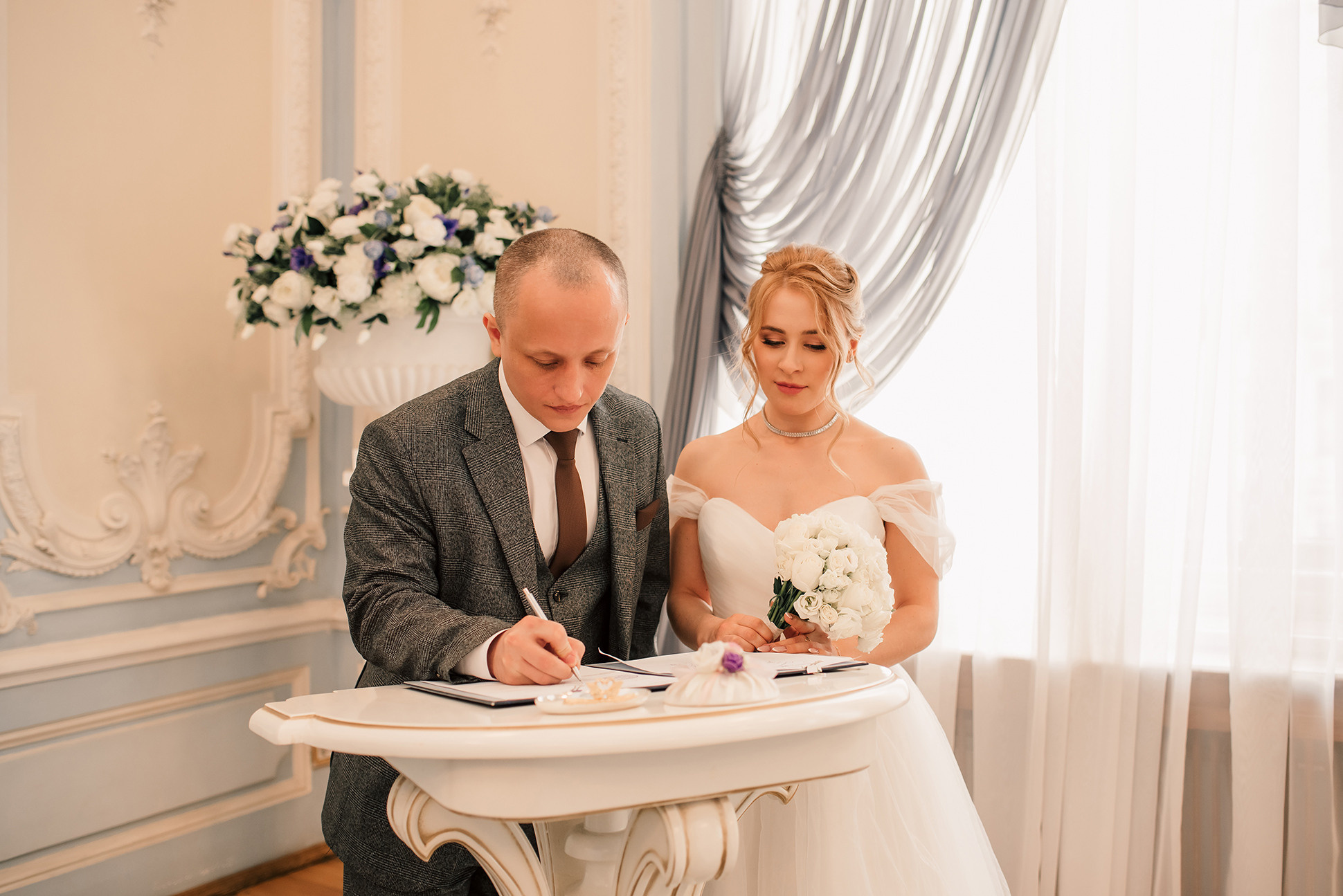 Юля и Миша. Красивое утро и Витебский вокзал. Семейный и Свадебный фотограф. Санкт-Петербург. Пушкин