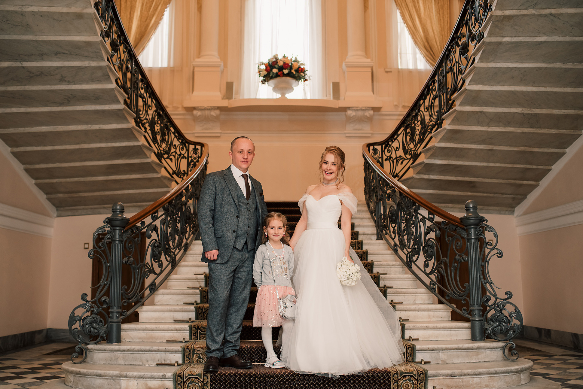 Юля и Миша. Красивое утро и Витебский вокзал. Семейный и Свадебный фотограф. Санкт-Петербург. Пушкин