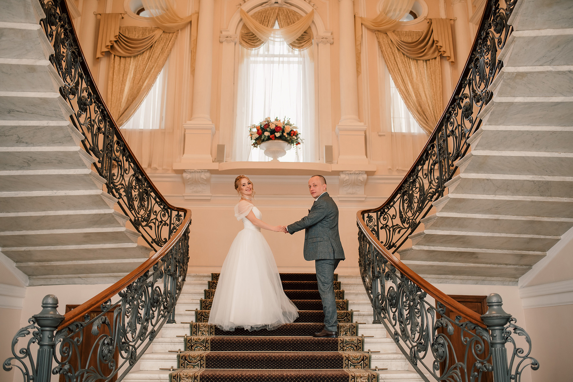 Юля и Миша. Красивое утро и Витебский вокзал. Семейный и Свадебный фотограф. Санкт-Петербург. Пушкин