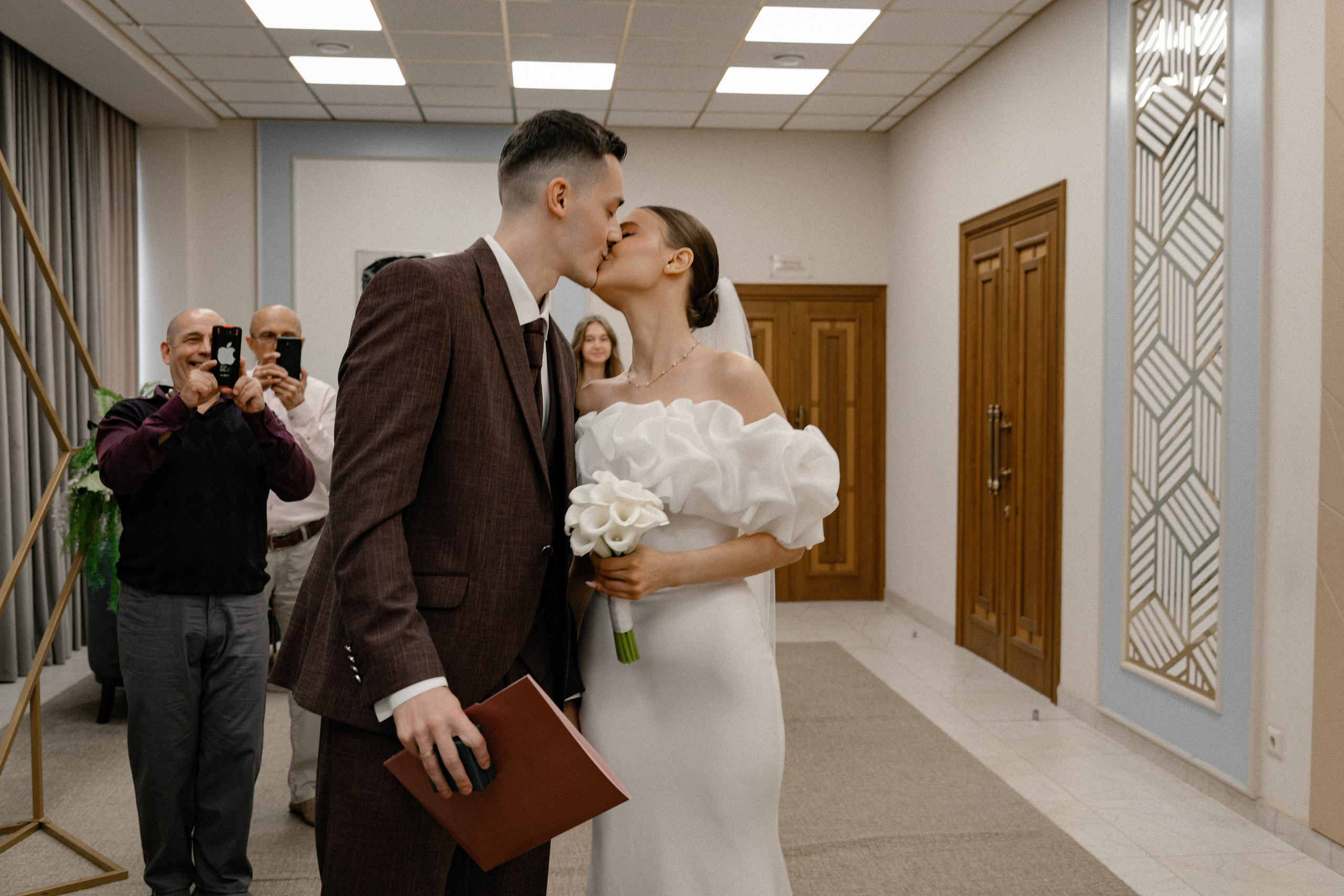 Свадебная фотосессия в Бутырском ЗАГС (Дворец Бракосочетания № 4) и прогулка в отеле Solux (Солюкс)