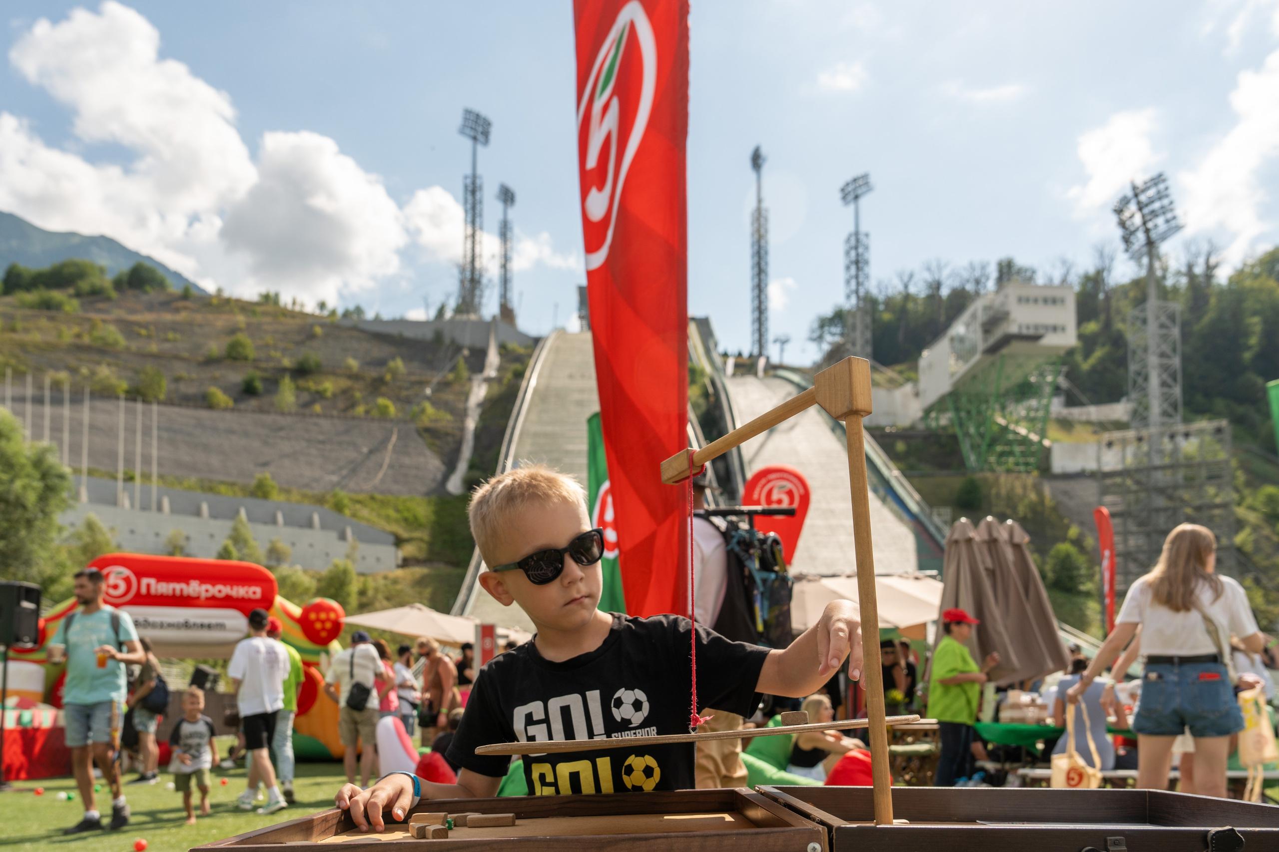 Фотоотчет партнеской интеграции для сети «Пятерочка» на фестивале «Grounded». Репортажный фотограф в Красной Поляне и Сочи Павлюченко Екатерина