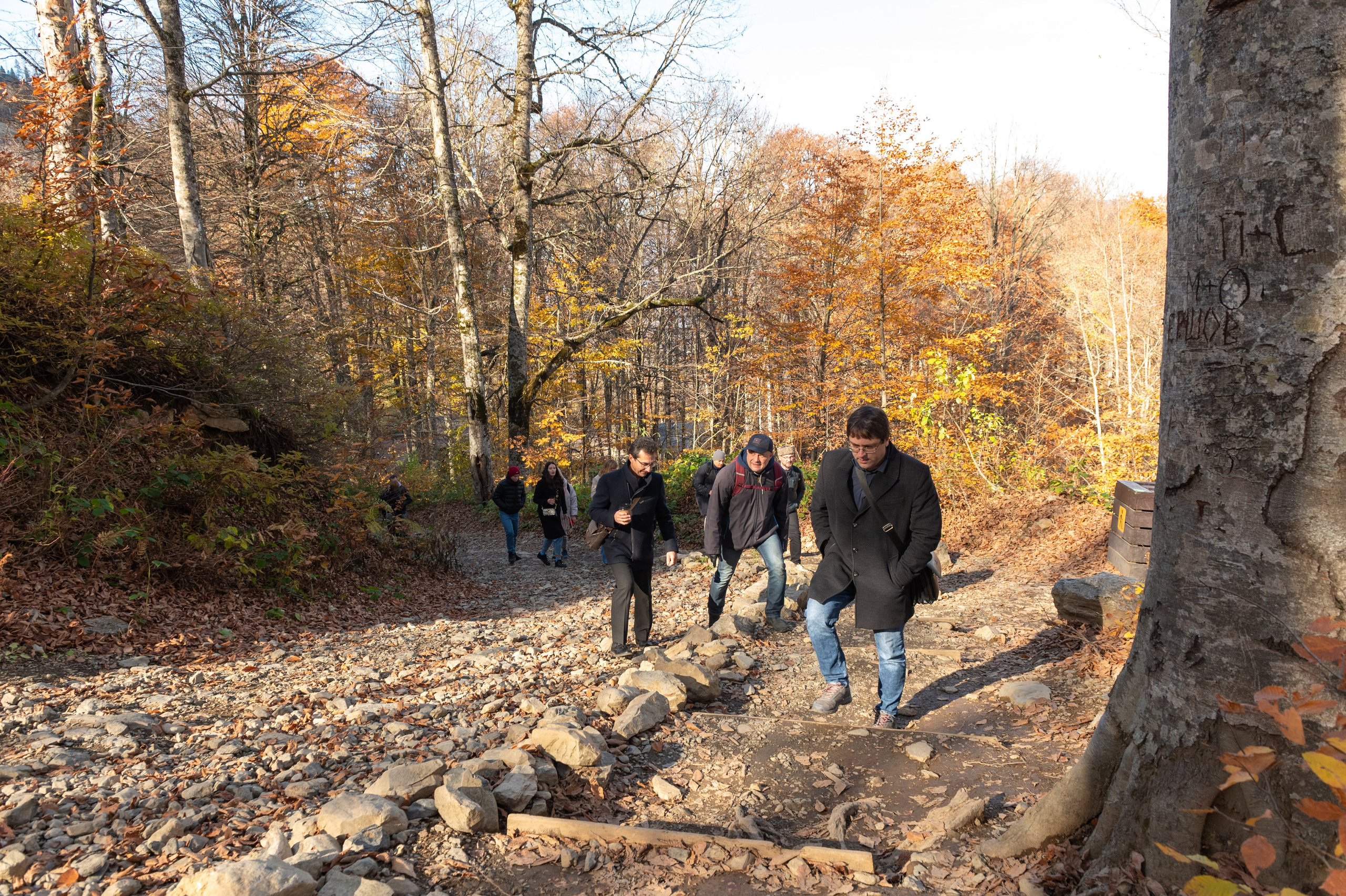 Mice мероприятие — прогулка на водопад Поликаря на курорте Красная Поляна. Репортажный фотограф в Красной Поляне и Сочи Павлюченко Екатерина