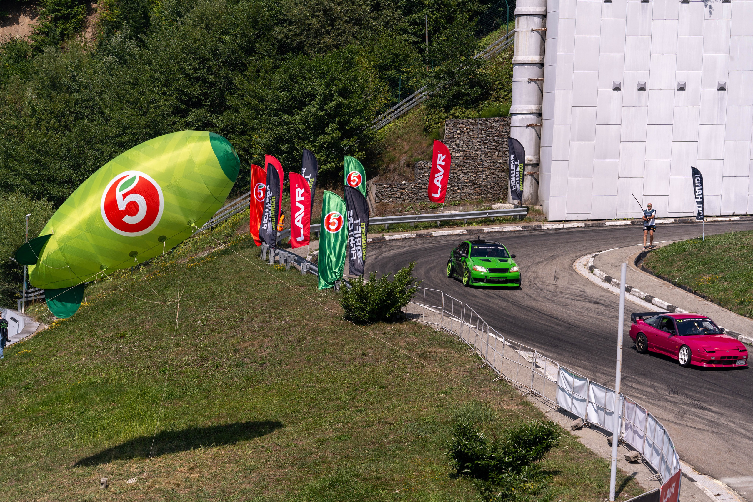 Фотоотчет партнеской интеграции для сети «Пятерочка» на фестивале «Grounded». Репортажный фотограф в Красной Поляне и Сочи Павлюченко Екатерина