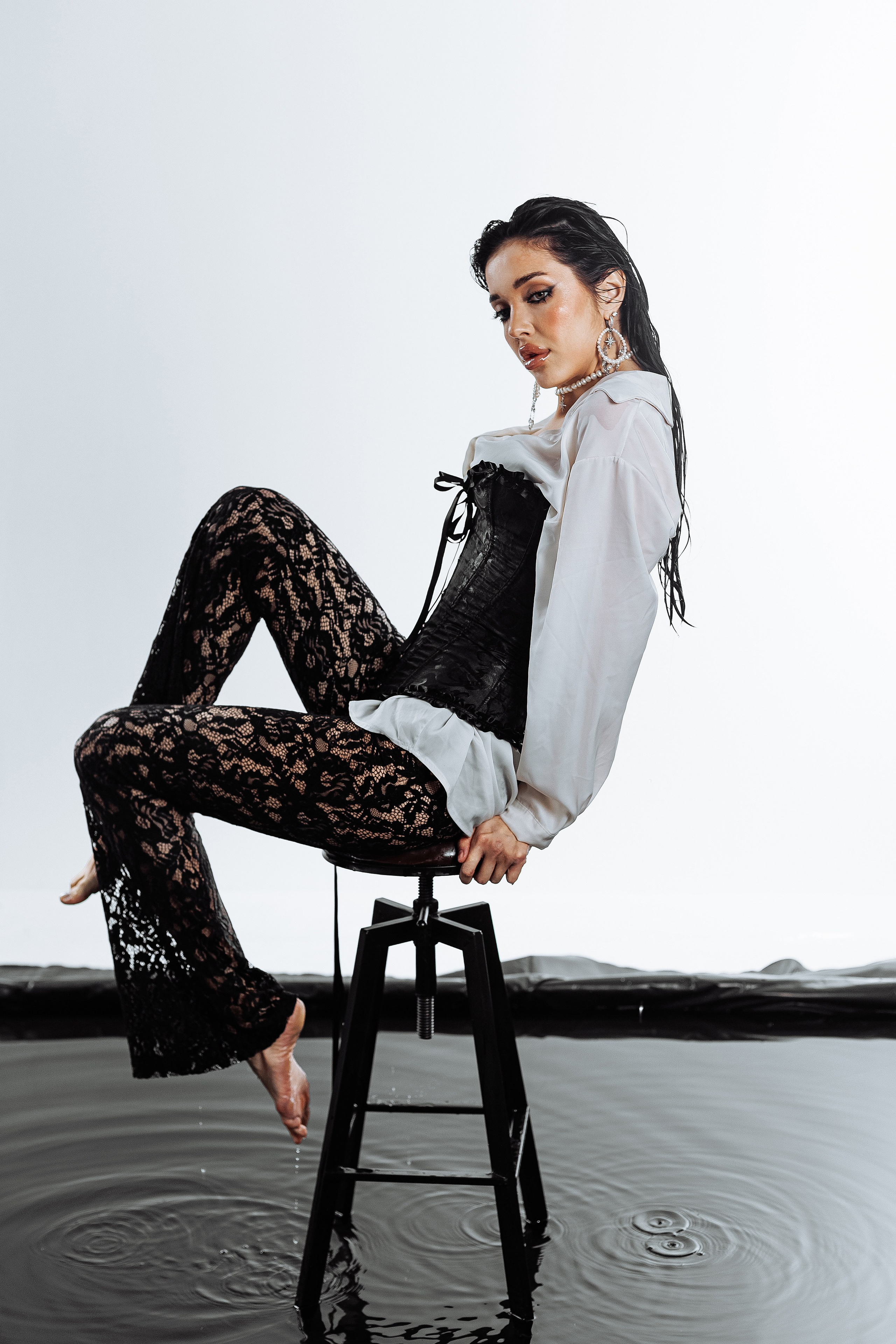 фотосессия в бассейне в фотостудии, сборный бассейн в фотостудии, студийный свет, творческая фотосессия, женский портрет