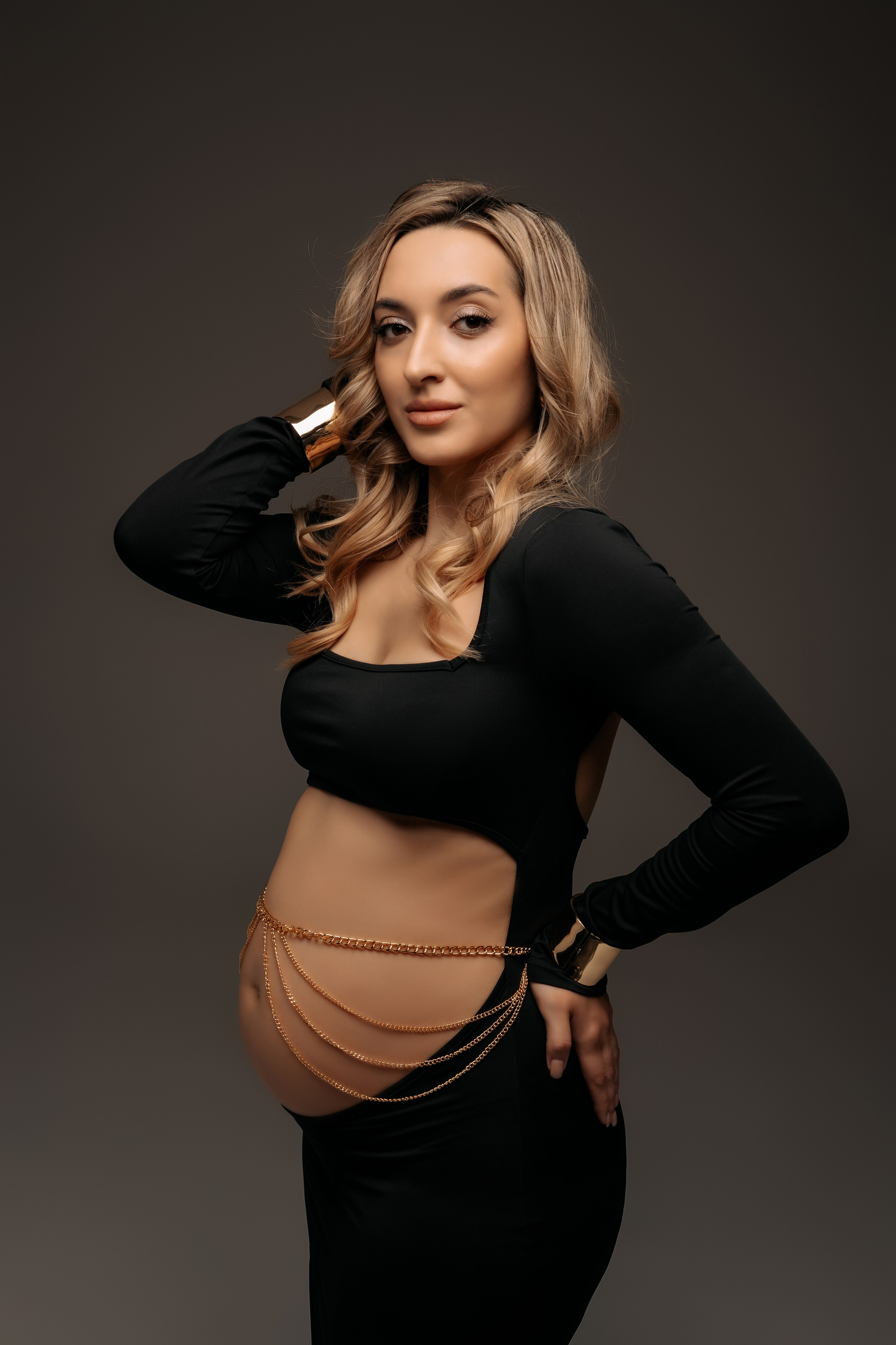 Черное платье с акцентным вырезом. Профессиональный Фотограф в Казани Яна Забелина