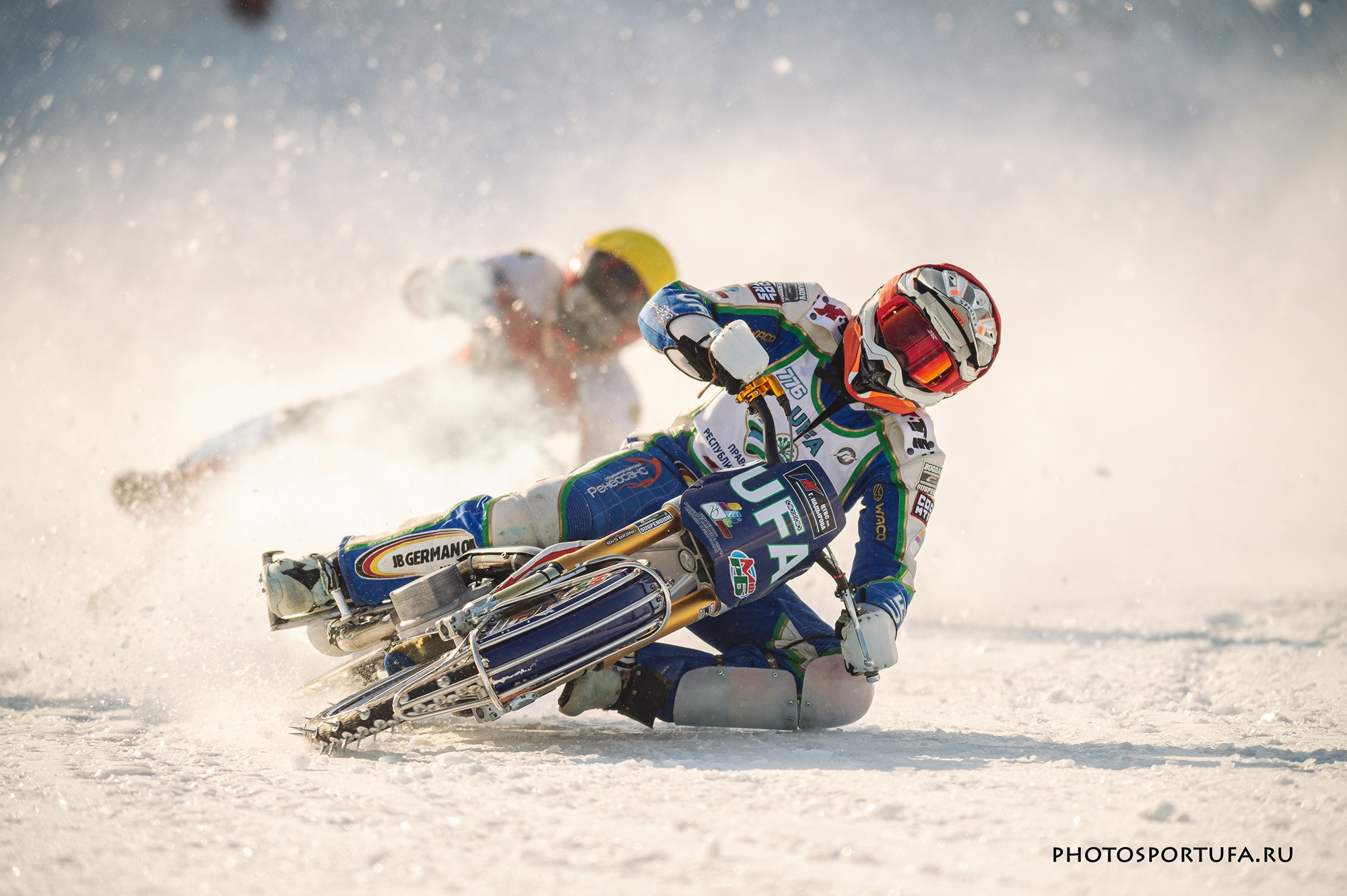 Мотогонку на льду. Спортивный фотограф в Уфе Евгений Буров