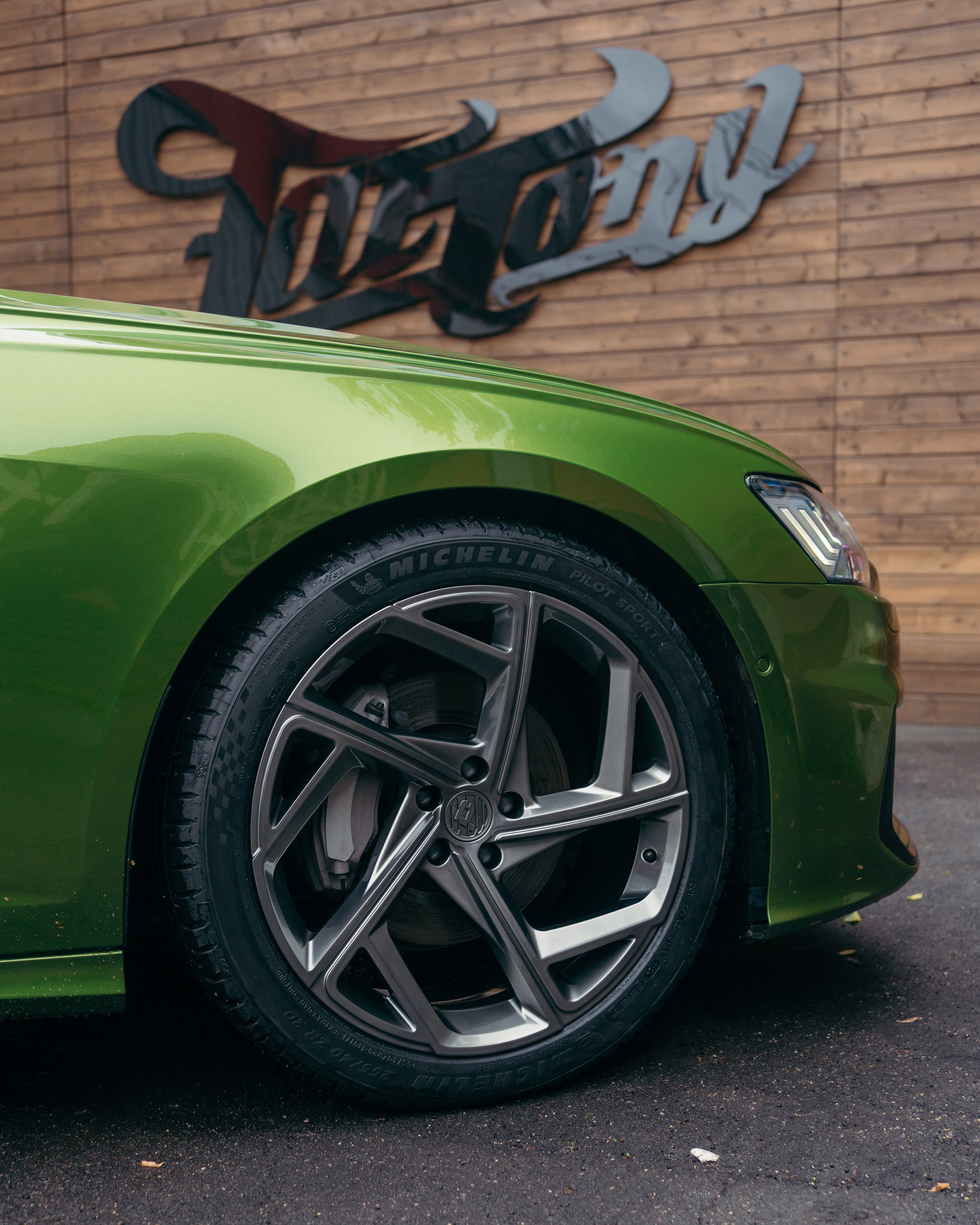 Audi A6 2 раза поменяла цвет, оклейка с проемами в зеленый и преклейка в серый. DeLorein