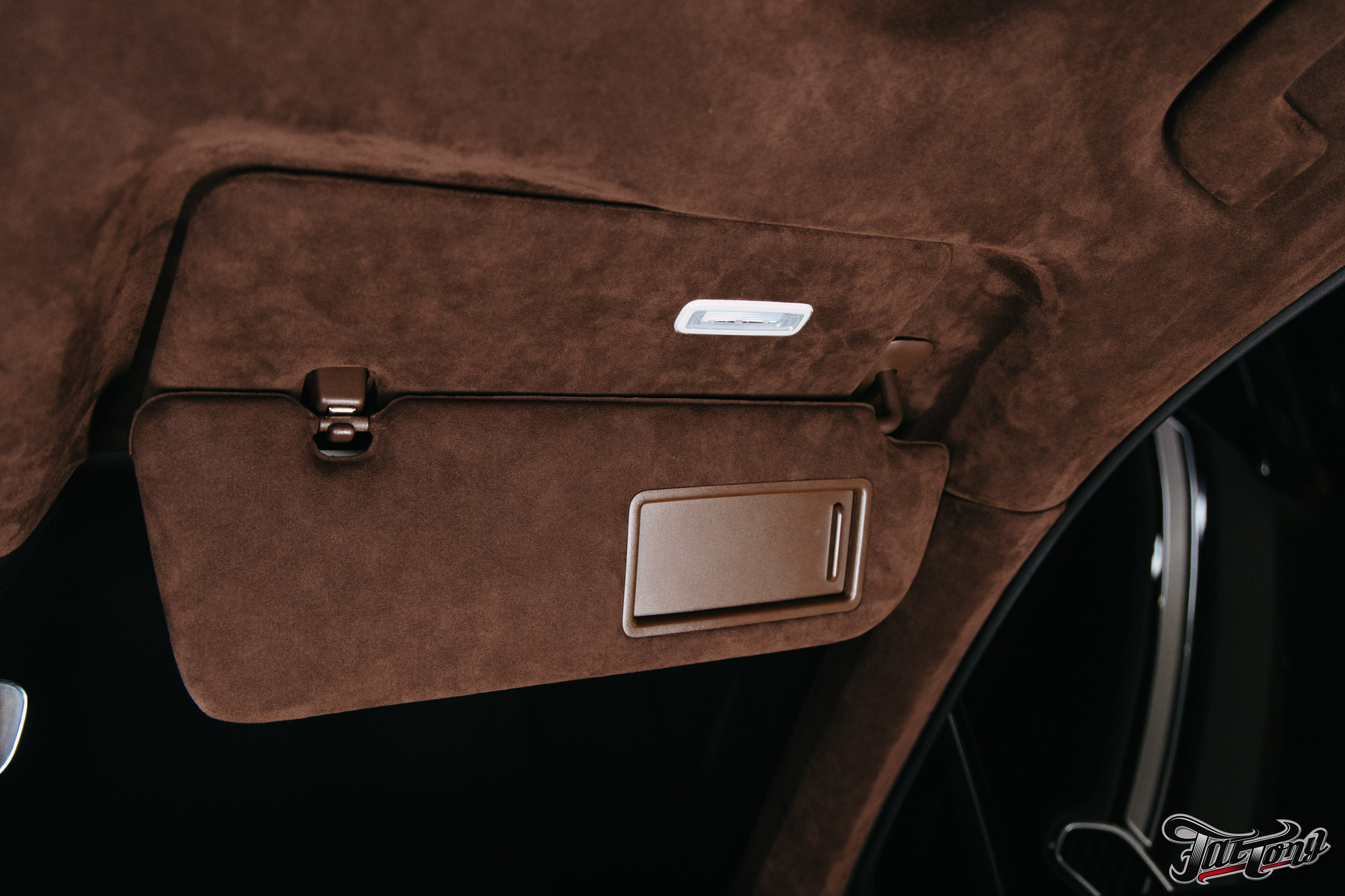 Porsche Сayenne пошив потолка в коричневую алькантару. DeLorein