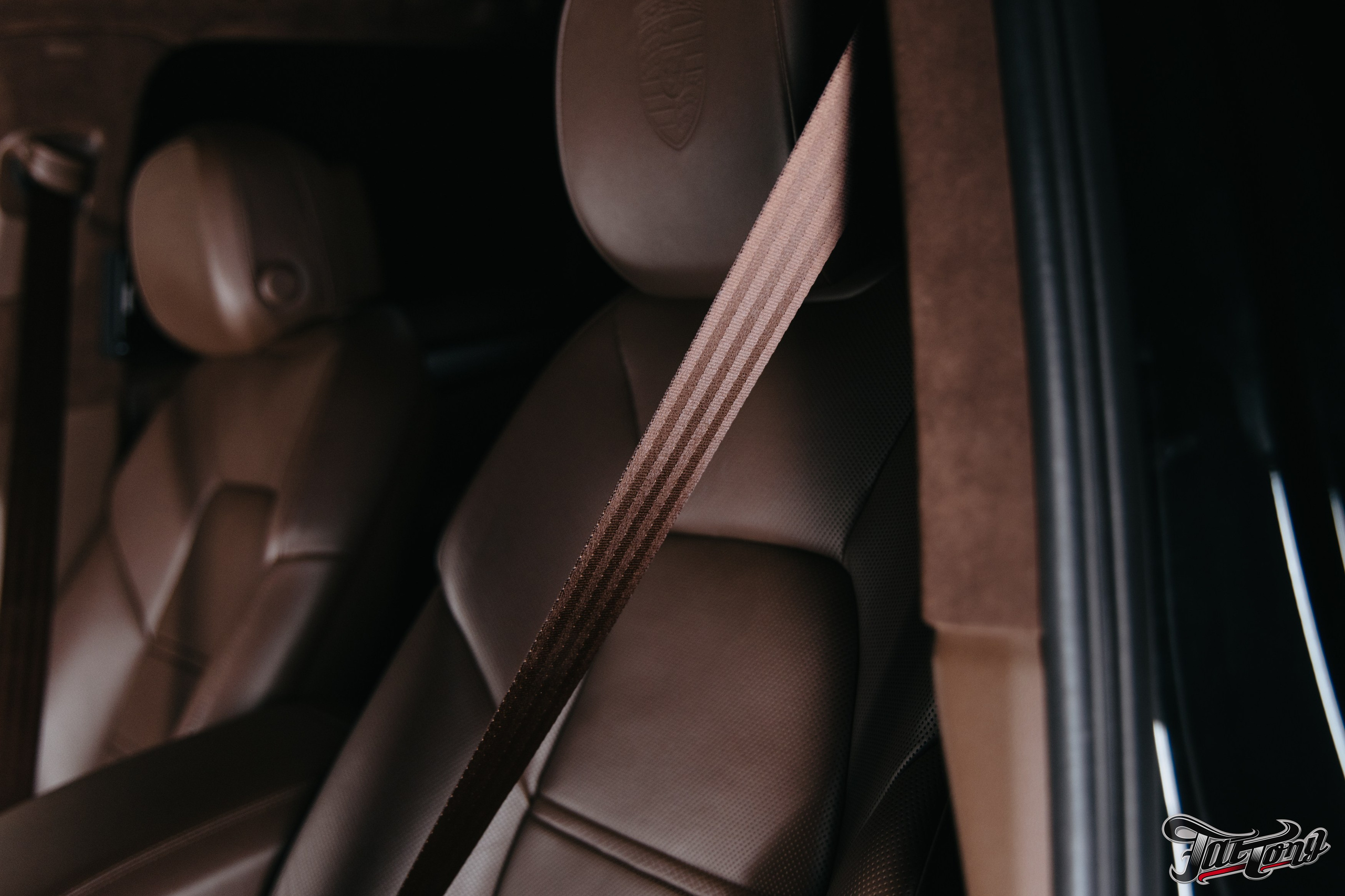 Porsche Сayenne пошив потолка в коричневую алькантару. DeLorein