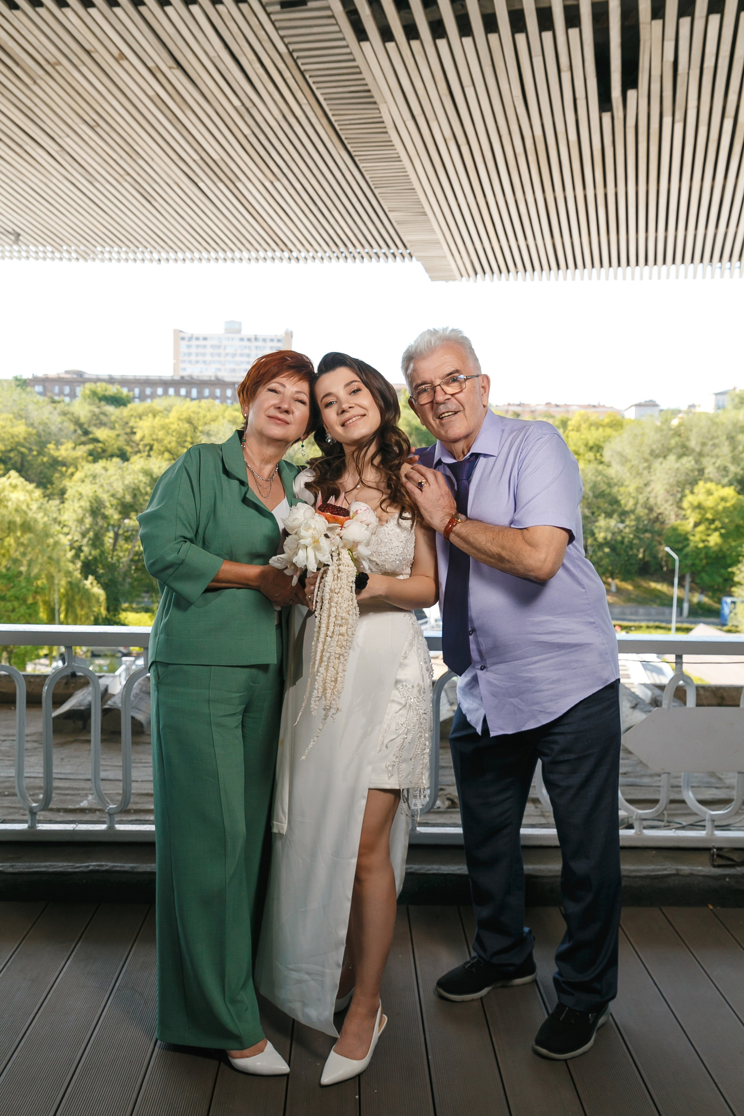 Гости украли жениха и невесту для фотографий на крыше ресторана Река. Событийный фотограф Максим Бескоровайновнов