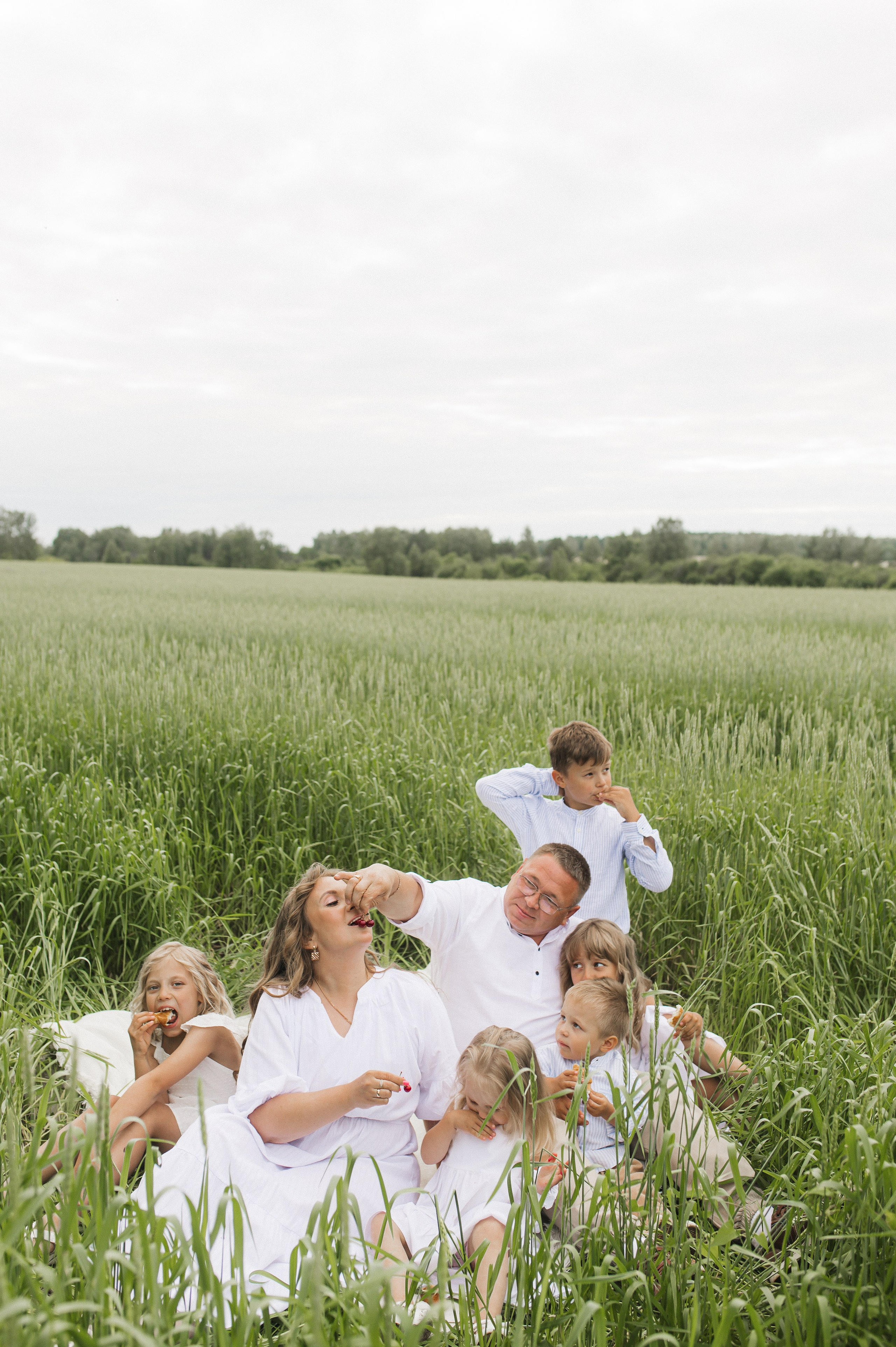 Маша и Миша и их веселая компания (пикник в поле). Семейный и свадебный фотограф в Екатеринбурге Орлова Ирина