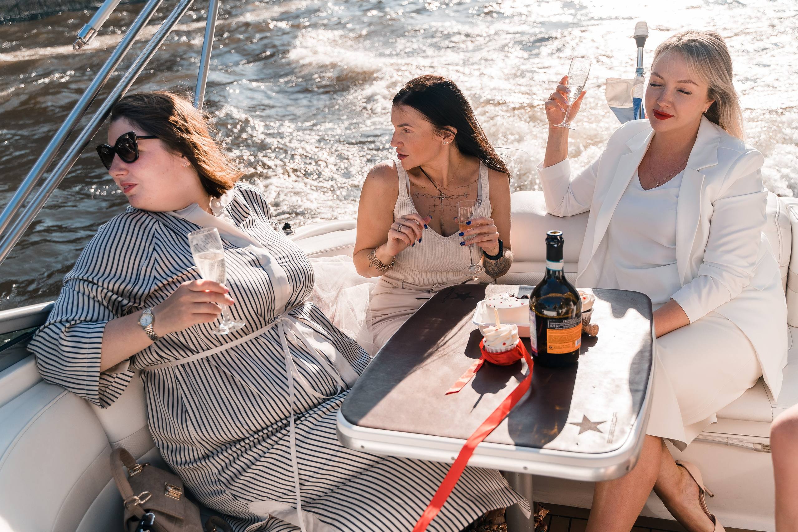 Фотосъемка девичника, встреча девушек, веселые женские портреты